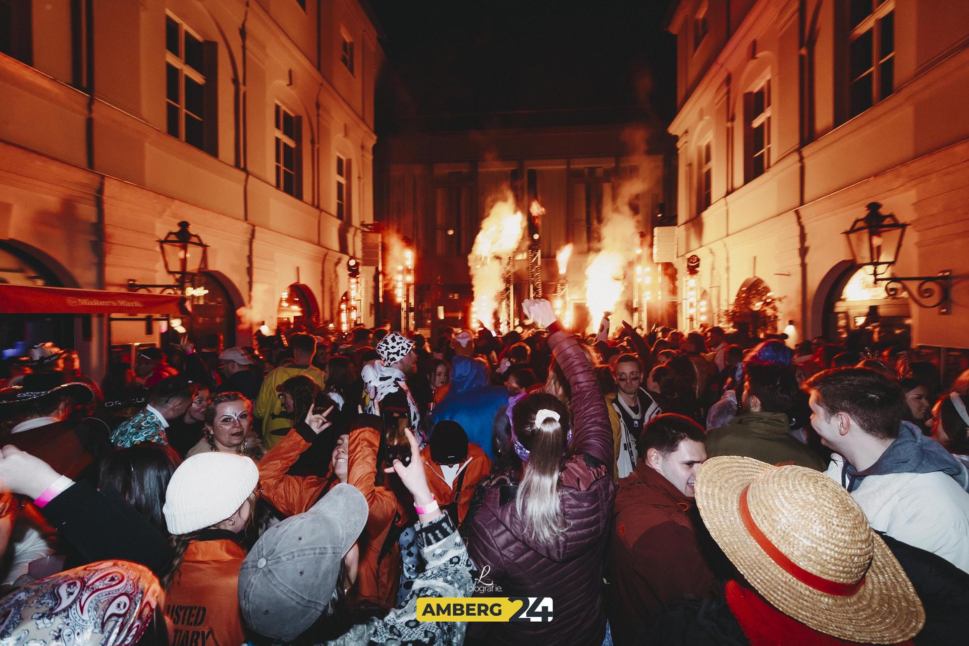 Die Hexennacht wurde auch im Innenhof der Drei Höfe gefeiert. (Bild: Leonie Hartung)