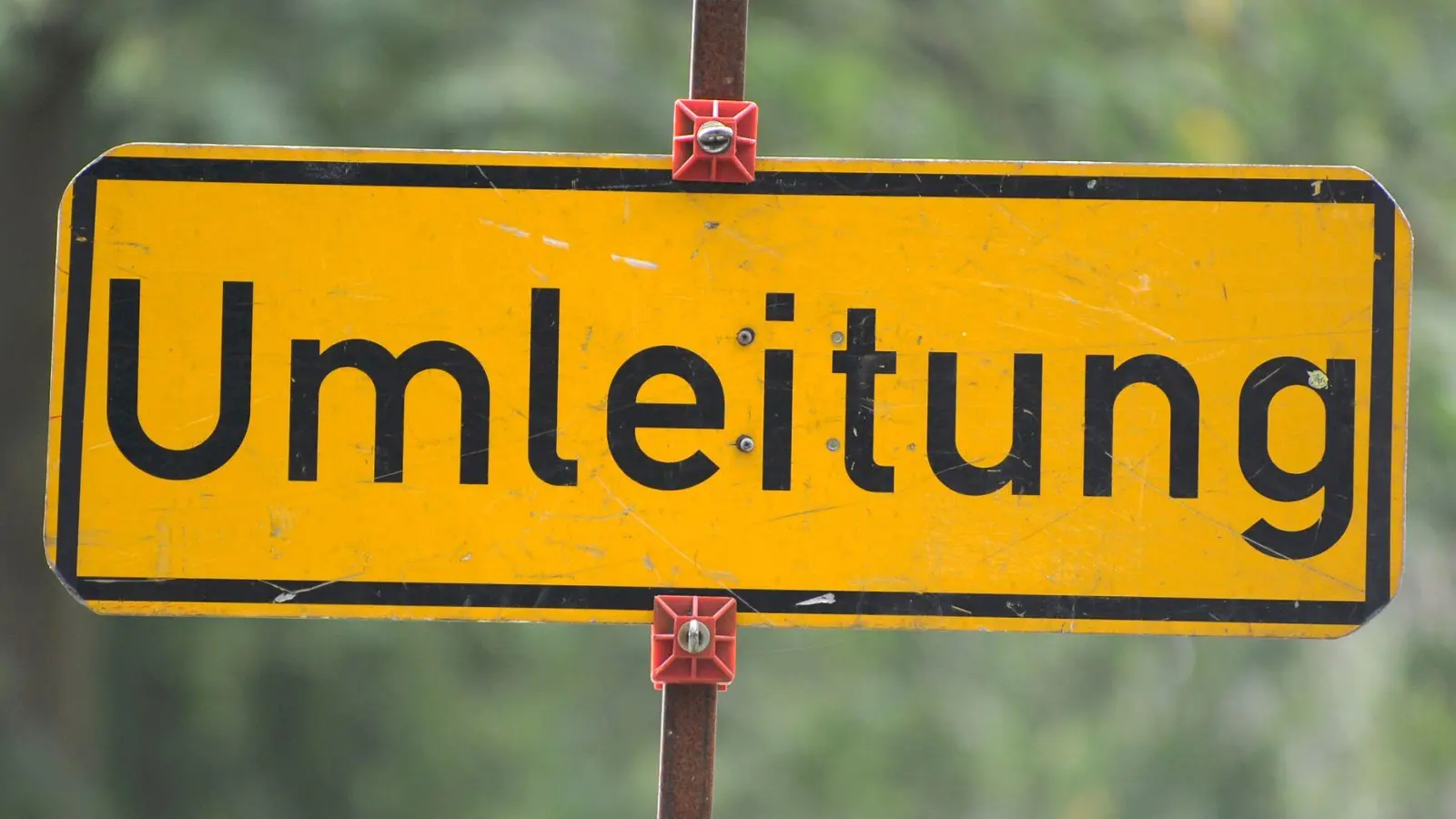 Wegen einer mehrwöchigen Vollsperrung der Zehentgasse in Amberg wird eine Umleitung eingerichtet. (Symbolbild: Tim Brakemeier/dpa/Symbolbild)