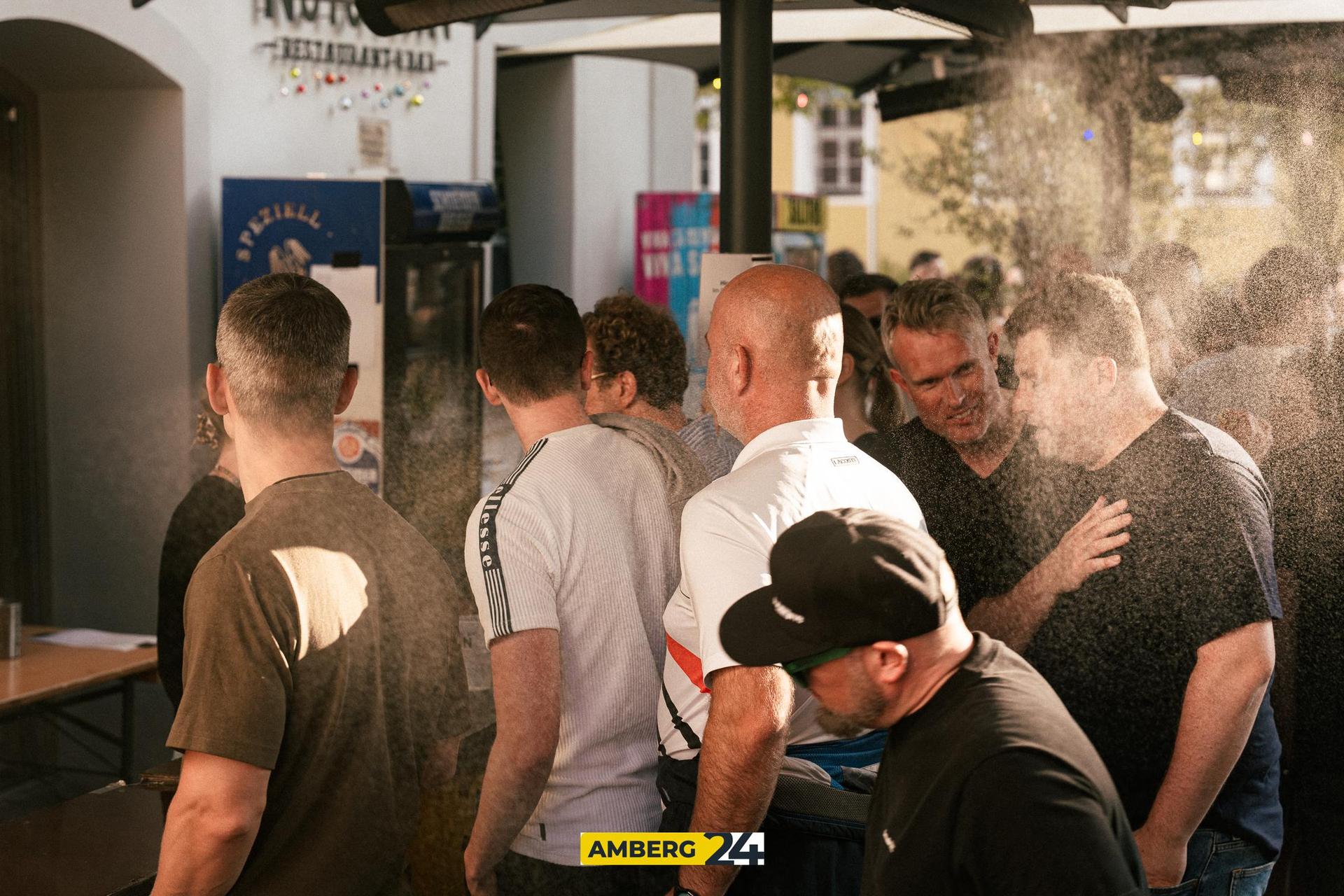 Tanzen und Trinken direkt an der Vils konntet ihr am Notstain! (Bild: David Mueller)