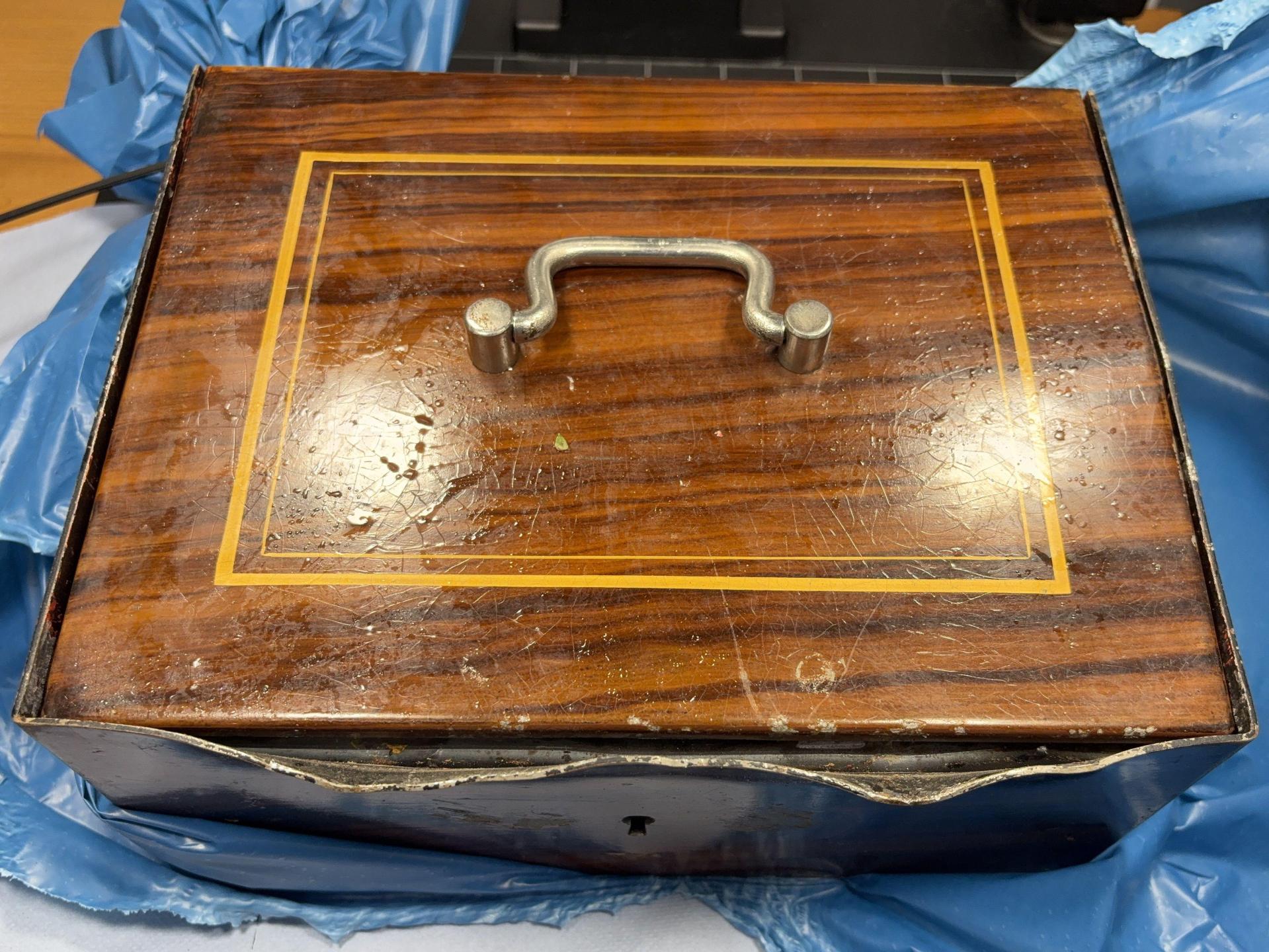 Diese aufgebrochene Geldkassette wurde in Sulzbach-Rosenberg gefunden. Die Polizei bittet den Eigentümer, sich zu melden. (Bild: Polizei Sulzbach-Rosenberg)