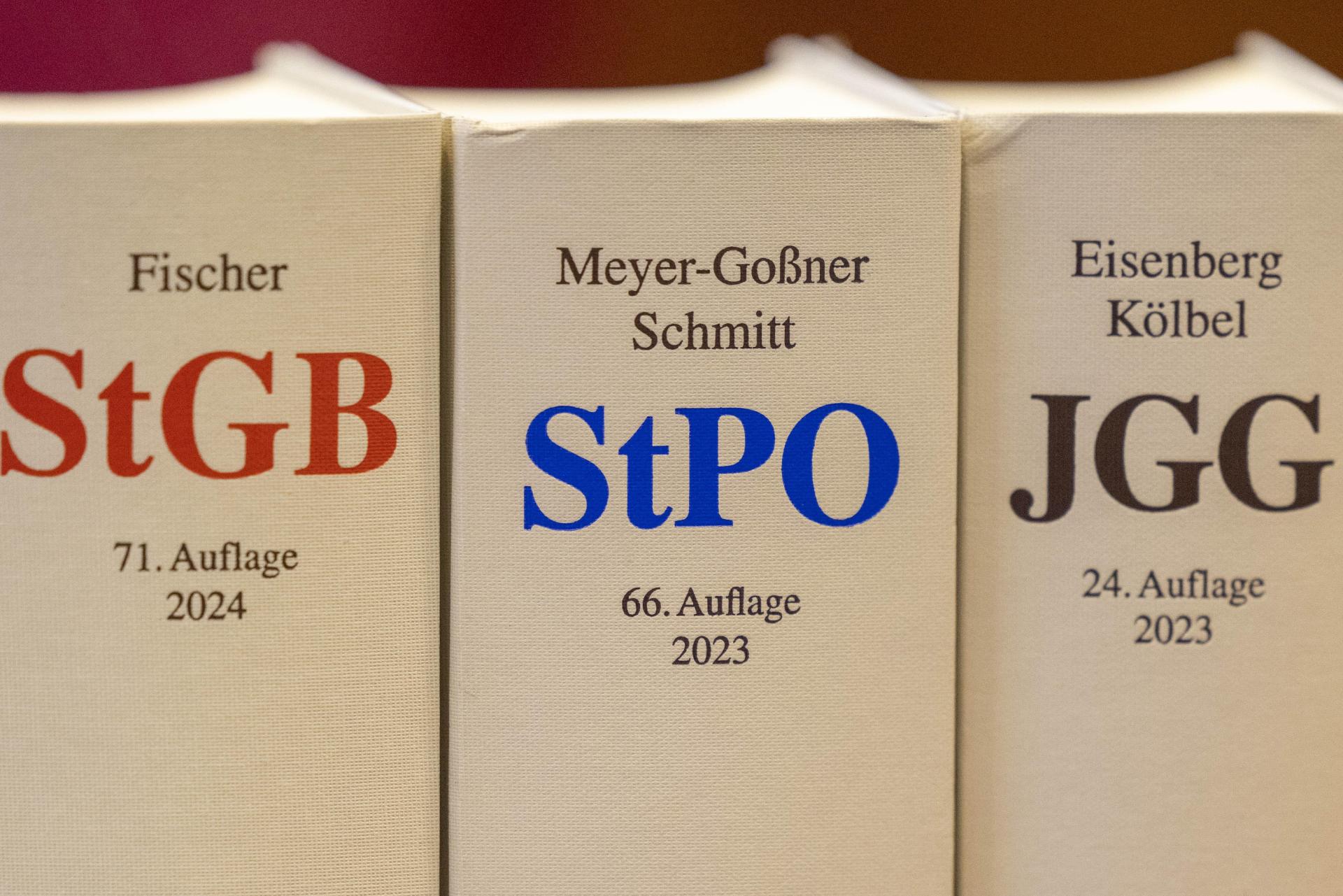 Drei junge Männer haben vor einer Amberger Diskothek auf einen am Boden liegenden Mann eingeschlagen. (Symbolbild: Thomas Banneyer/dpa)