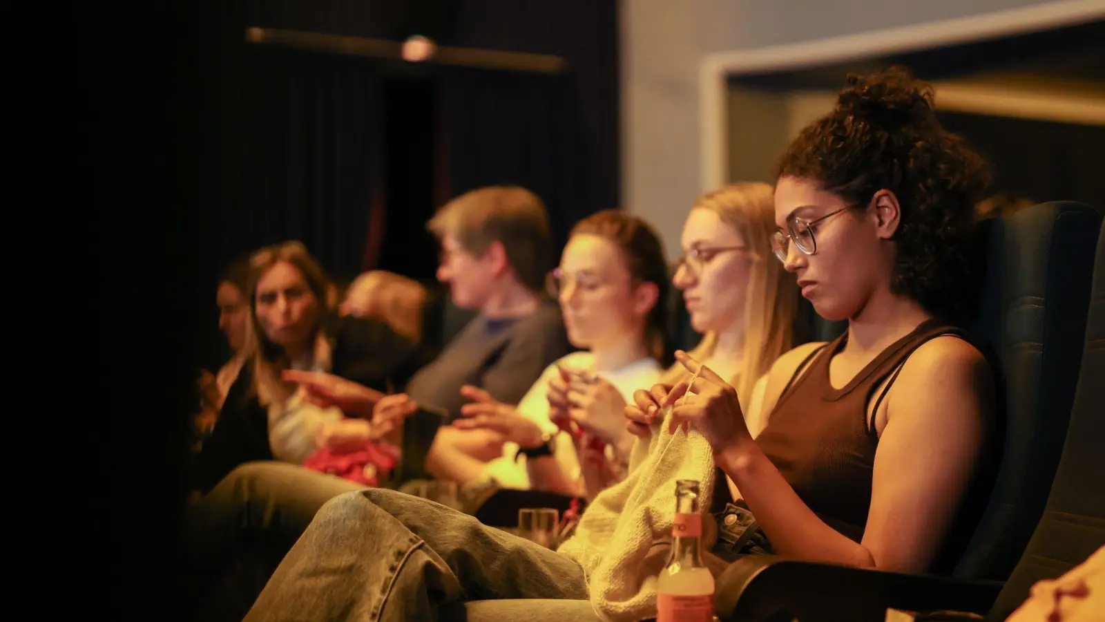 Multitasking im Kinosaal: Vom Alter ist das Publikum im „Strick-Kino“ gemischt. (Bild: Christoph Schmidt/dpa)