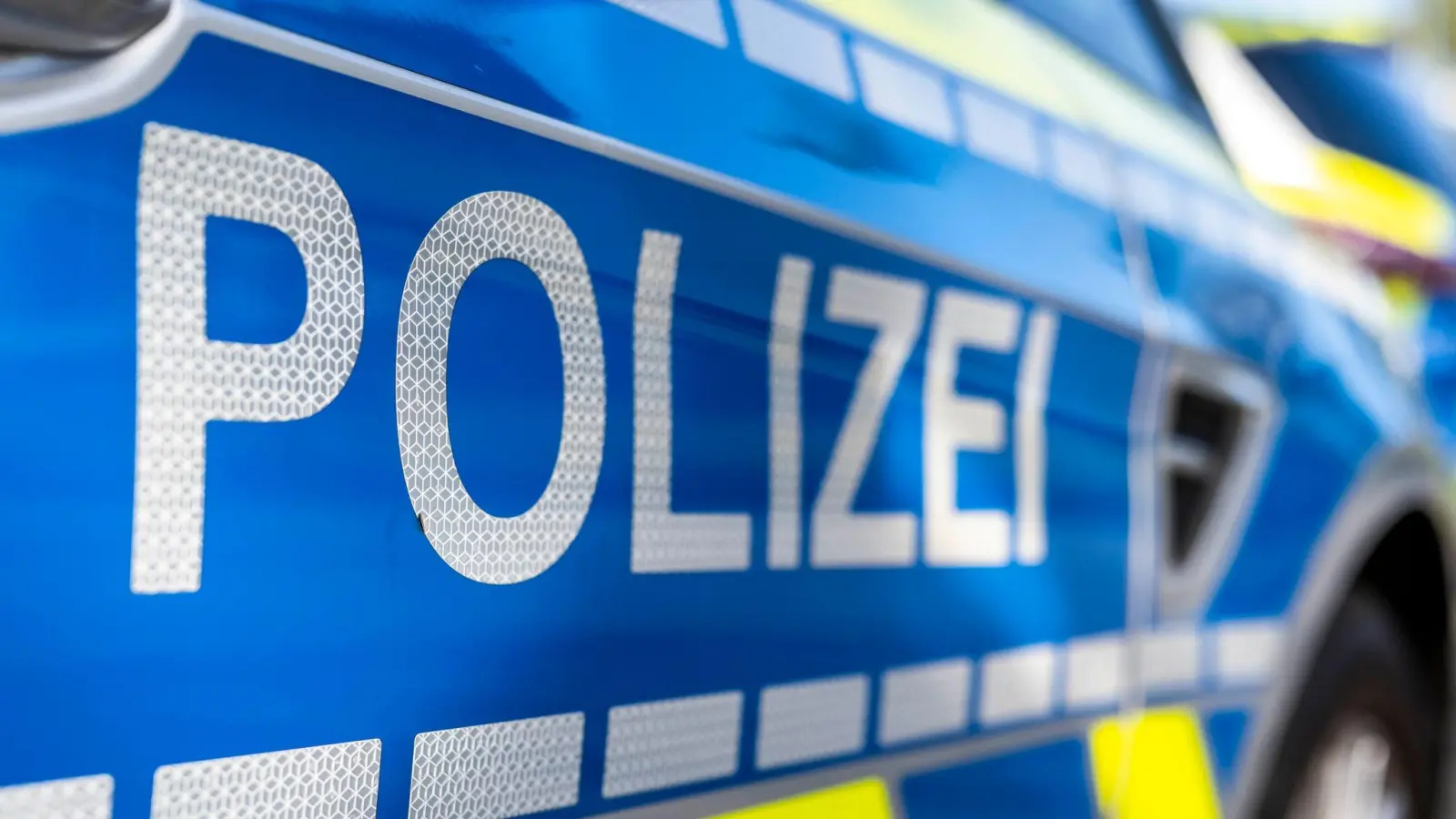 Ein Werbeschild in der Infantriestraße in Amberg wurde beschädigt. (Symbolbild: David Inderlied/dpa)