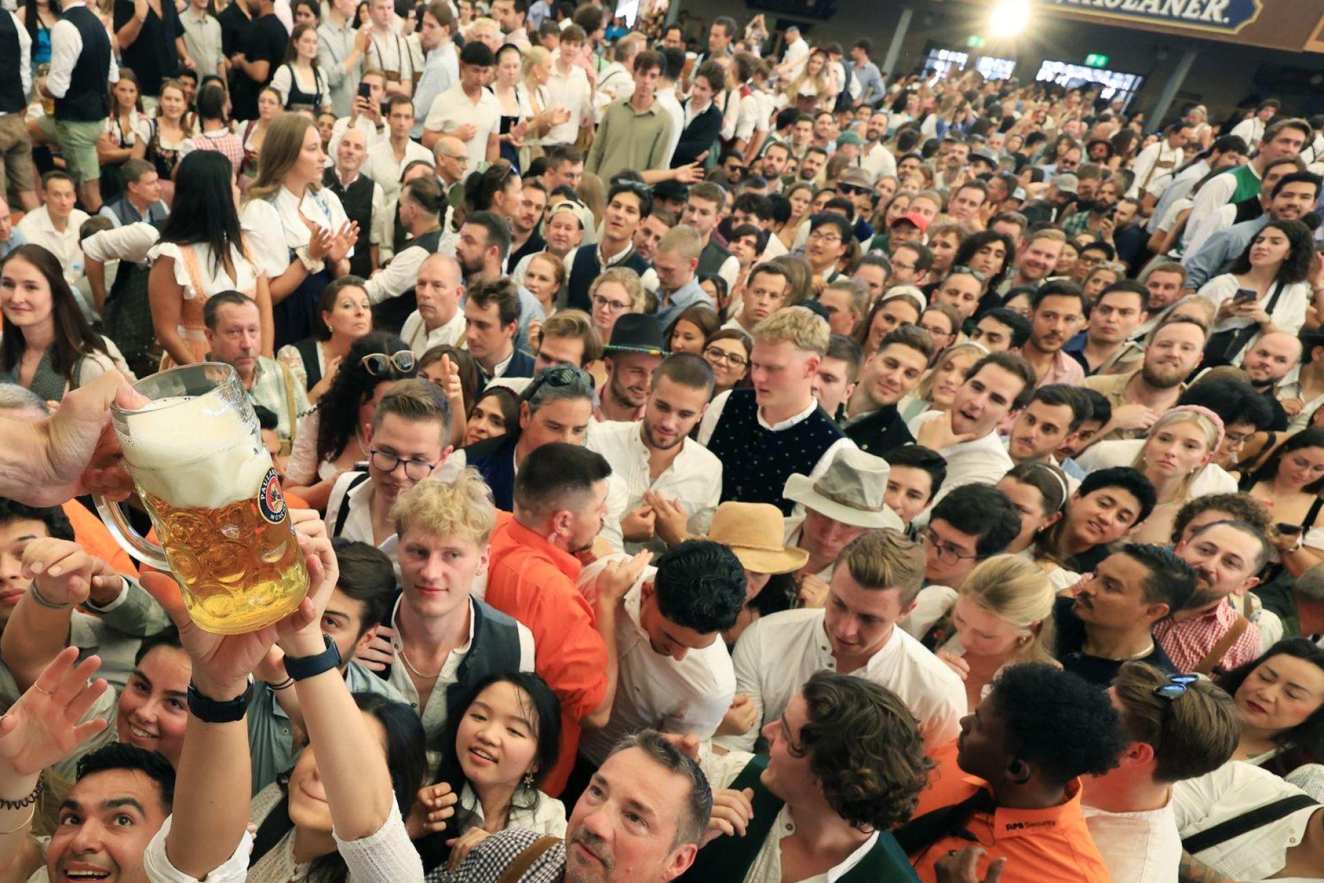 In der Enge der Bierzelte verbreiten sich Viren besonders leicht. (Archivbild)  (Bild: Karl-Josef Hildenbrand/dpa)