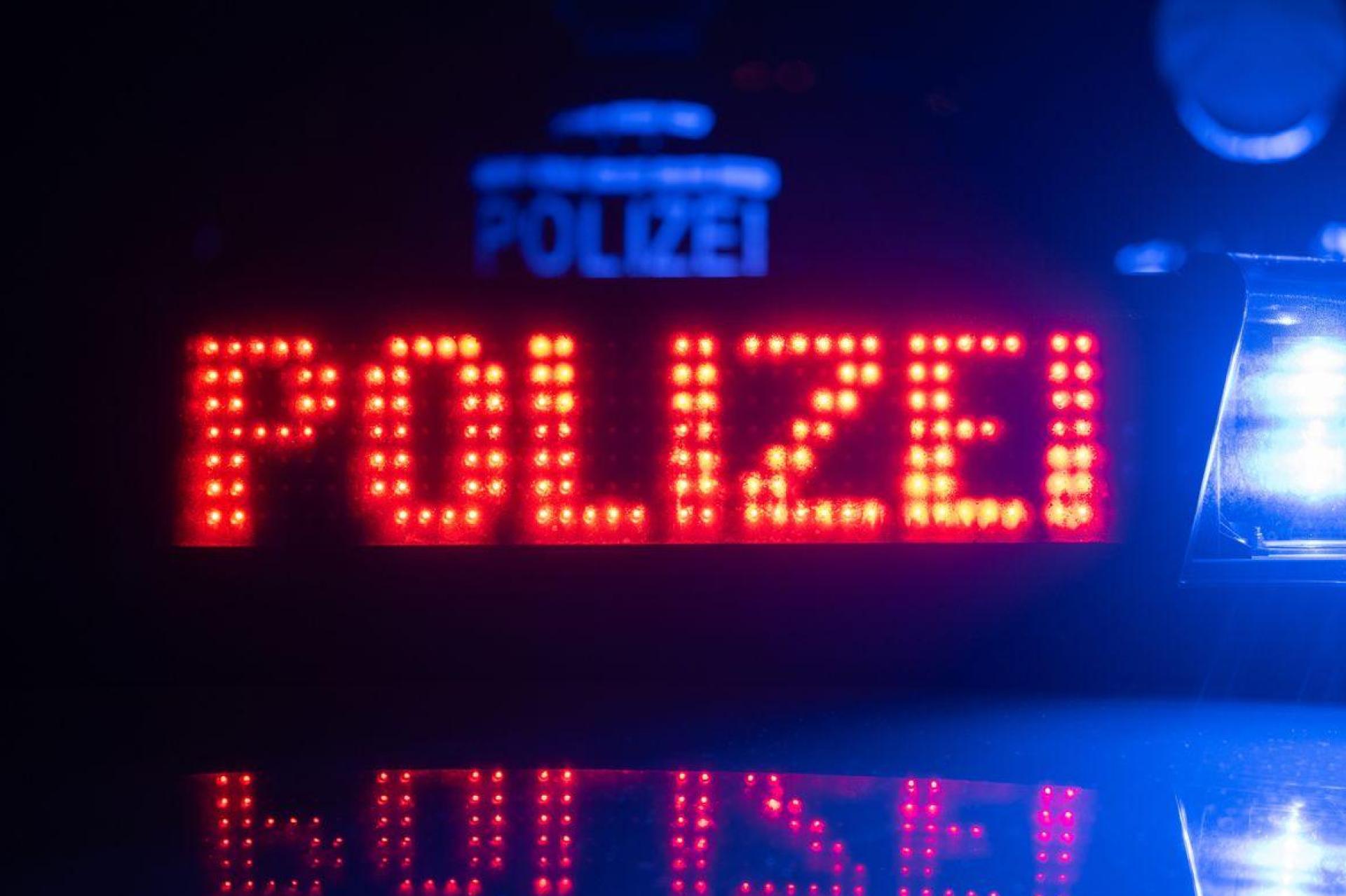 Die Polizei sucht Zeugen einer körperlichen Auseinandersetzung vor einer Bar in der Nabburger Straße in Amberg. (Symbolbild: Marijan Murat/dpa)