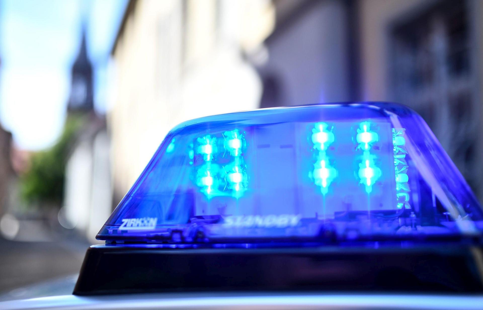 Die Kripo Regensburg ermittelt wegen rassistischer Parolen. (Symbolbild: Patrick Seeger/dpa)