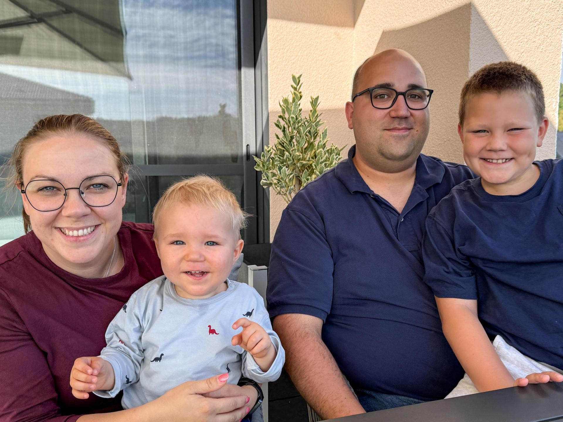 Tapfer kämpft der kleine Tim gegen Leukämie. Für seine Eltern Katharina und Lukas Friedrich und seinen neunjährigen Bruder Leon ist seit der Diagnose nichts mehr, wie es einmal war.  (Bild: Petra Hartl)