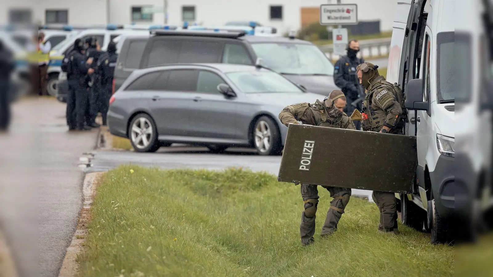 Spezialkräfte der Polizei sind nach schussähnlichen Geräuschen in Berngau (Landkreis Neumarkt in der Oberpfalz) im Einsatz. Bei Schüssen sind nach ersten Erkenntnissen der Polizei zwei Menschen verletzt worden. (Bild: Tizian Gerbing/dpa)