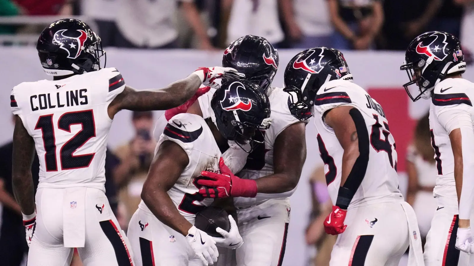 Jakob Johnson (zweiter von rechts) hatte einige gute Aktionen und feiert hier den Touchdown von Nick Chubb (Mitte) - die Texans verloren dennoch.  (Bild: Eric Christian Smith/AP/dpa)