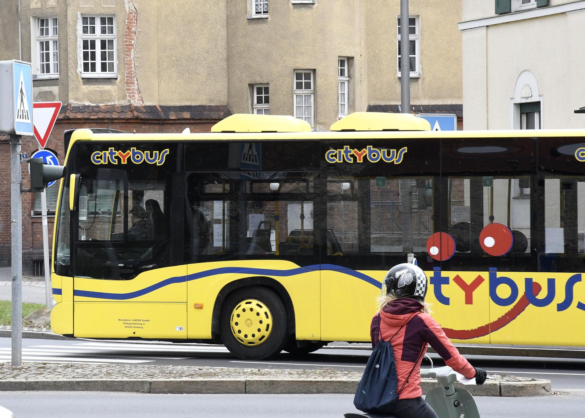 Zum Altstadtfest in Amberg setzt der Zweckverband Nahverkehr wieder zusätzliche Busse ein.  (Symbolbild: Petra Hartl)