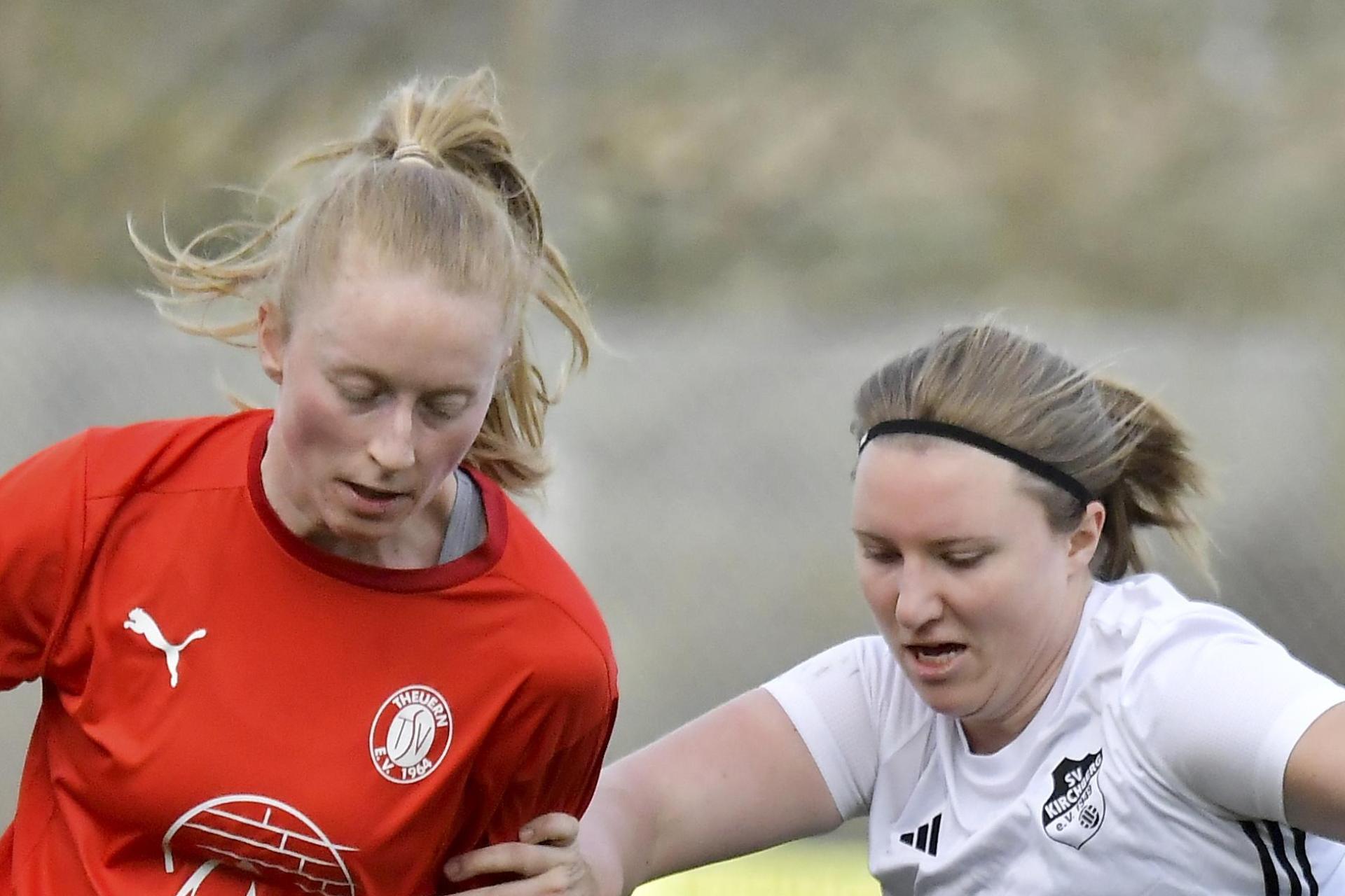 Anne Wagner (links/Szene aus dem Spiel gegen Kirchberg) schoss beim FC Ruderting das entscheidende Tor. (Archivbild: Hubert Ziegler)