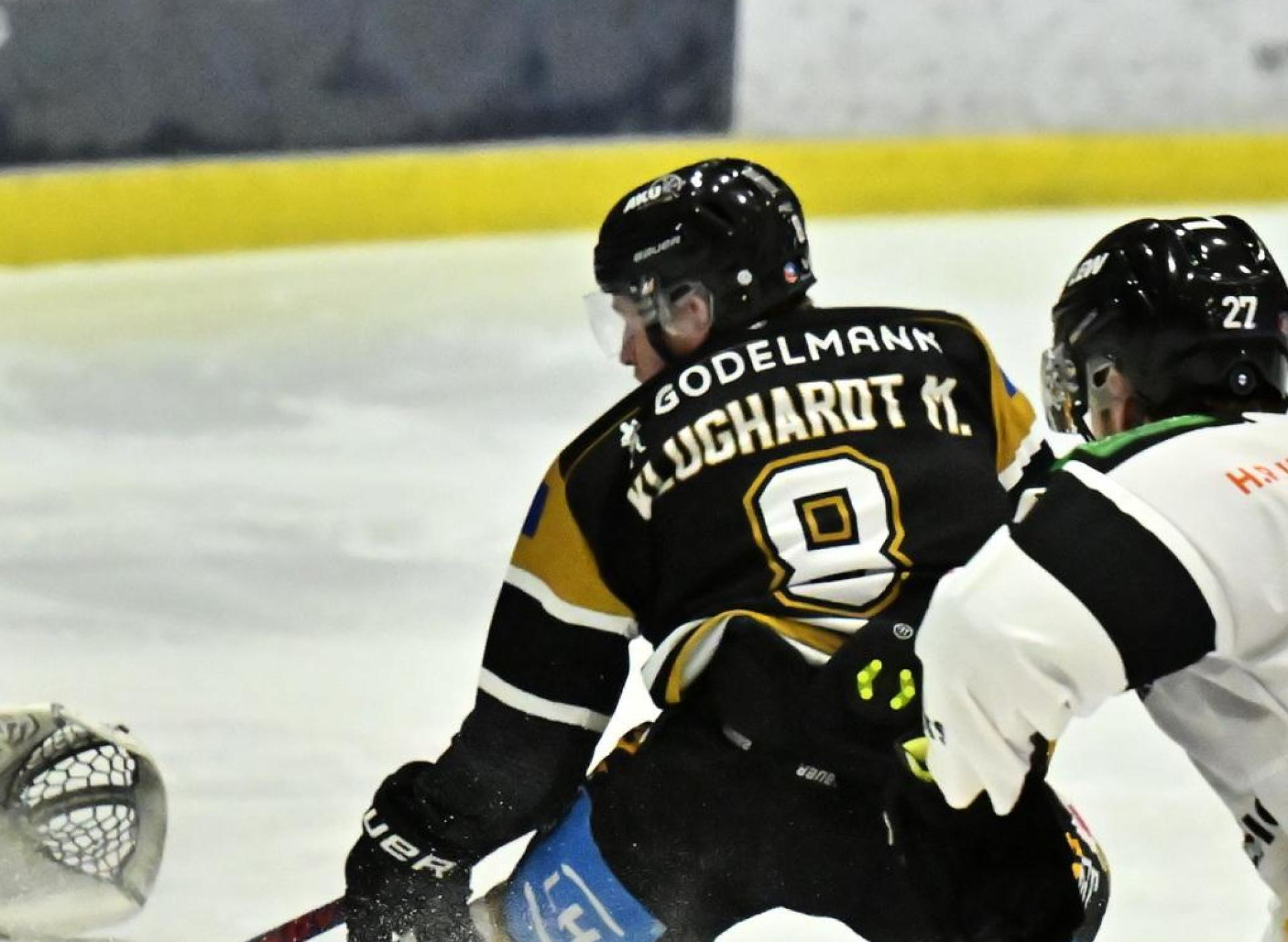 Max Klughardt (Mitte) vom ERSC Amberg vergibt in dieser Szene knapp eine Großchance.  (Bild: Hubert Ziegler)