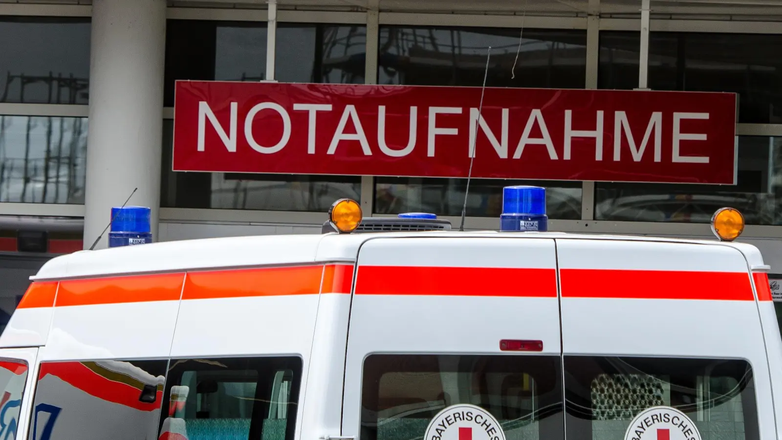 Ein Krankenwagen steht vor einer Notaufnahme. In Amberg erlitt ein Mann ein schweres Schädel-Hirn-Trauma nach einer Auseinandersetzung in der Innenstadt. Die Polizei sucht nach Zeugen. (Symbolbild: Armin Weigel /doa)