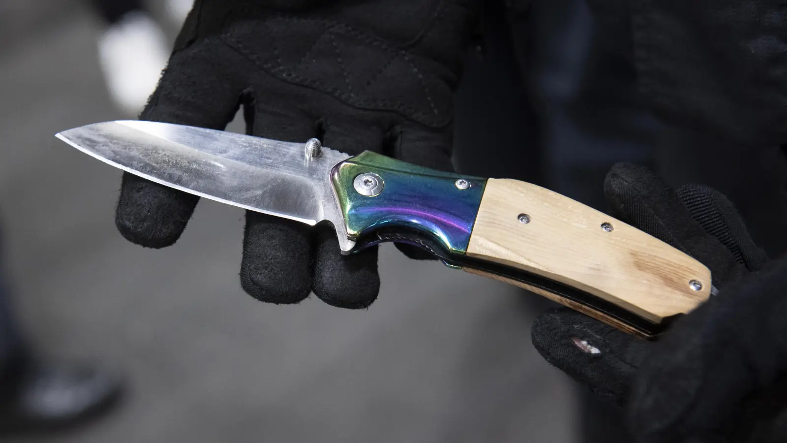 Beamte der Polizeiinspektion Sulzbach-Rosenberg kontrollierten am Dienstagabend eine Gruppe Jugendlicher. Einer von ihnen hatte ein verbotenes Messer in seiner Jackentasche.  (Symbolbild: Paul Zinken/dpa)