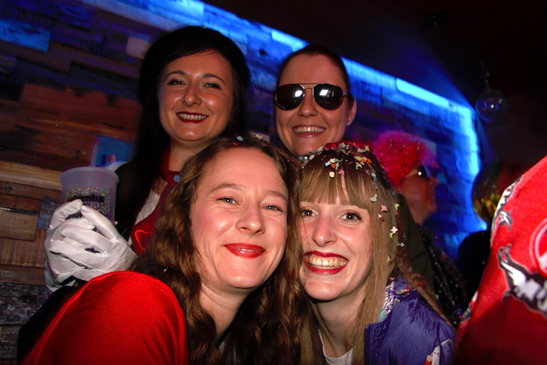 Zur Konfettiparty im Colomba war ordentlich Faschingslaune angesagt. (Bild: Marlin Nixdorf)