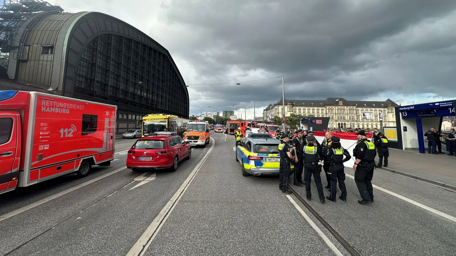 Mehrere Menschen wurden lebensbedrohlich verletzt. (Bild: Steven Hutchings/dpa)