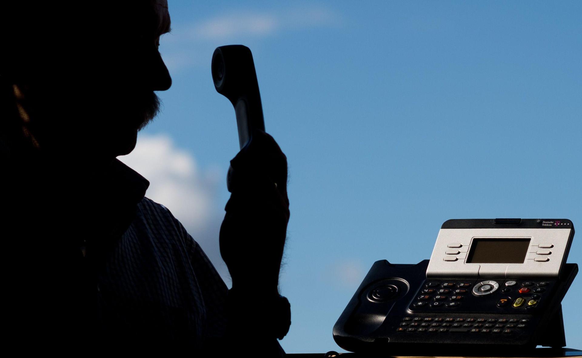 Ein Rentner in Neukirchen b. Sulzbach-Rosenberg erkennt einen Schockanruf und beendet das Gespräch. Die Polizei warnt vor solchen Betrugsmaschen. (Symbolbild: Julian Stratenschulte/ dpa)