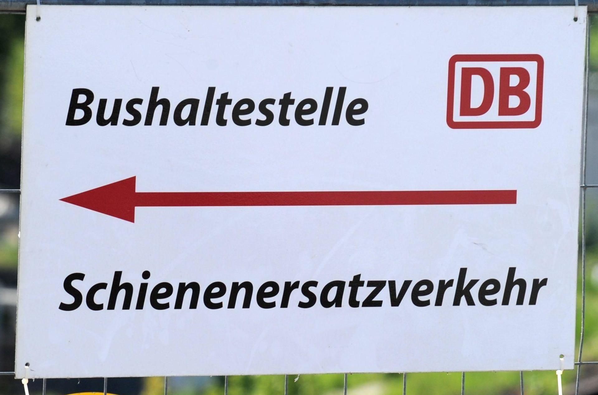 Längere Fahrzeiten, geänderte Abfahrtszeiten oder auch Teilausfälle warten auf der Bahnstrecke zwischen Amberg und Nürnberg auf die Reisenden. (Symbolbild: Carsten Rehder dpa/lno)