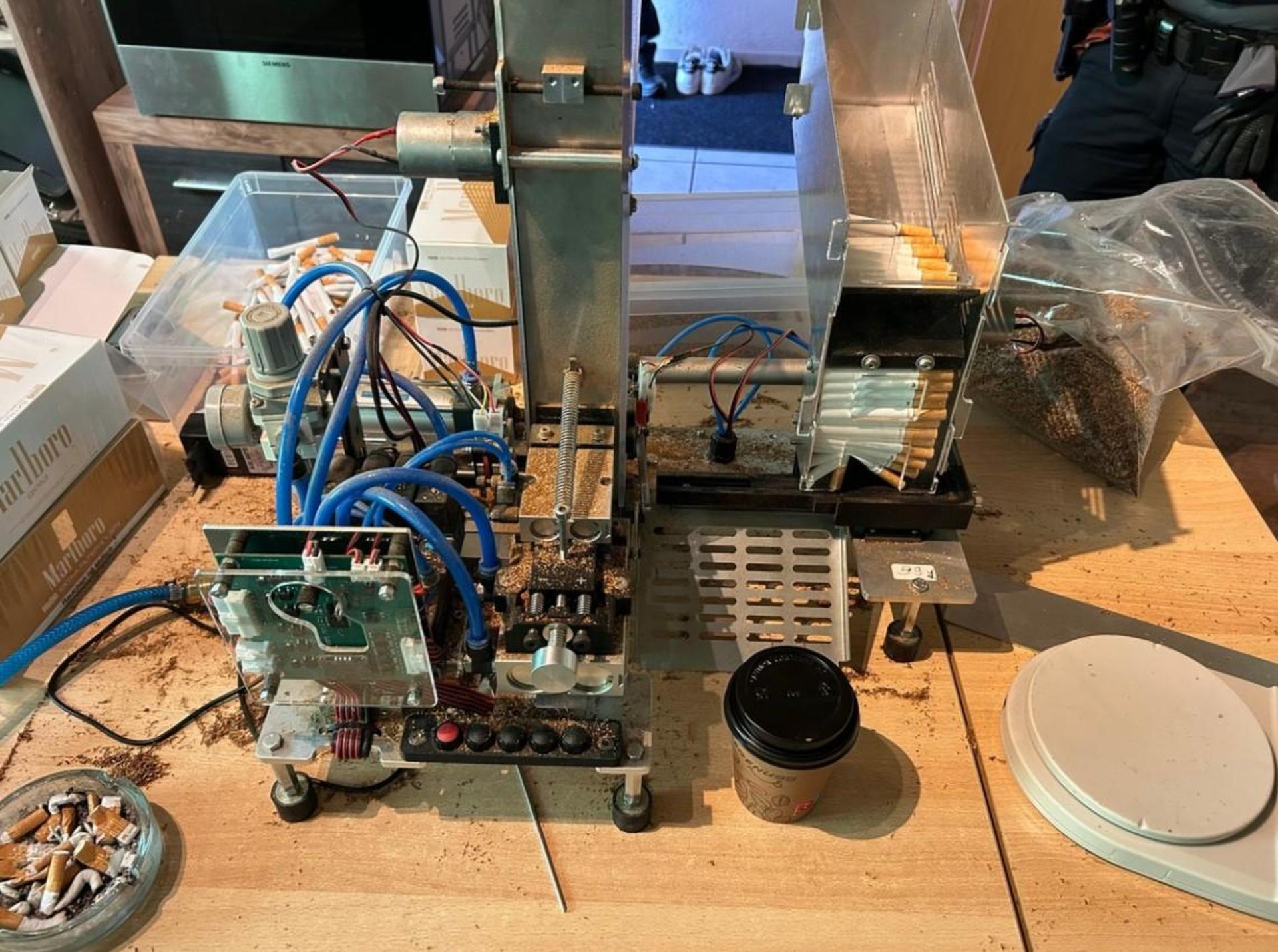 Zollfahnder beschlagnahmten in einer Wohnung im Landkreis Amberg-Sulzbach eine selbstgebaute Zigarettenmaschine. Die Anlage produzierte 500 Zigaretten pro Stunde. (Bild: Zollfahndungsamt München)