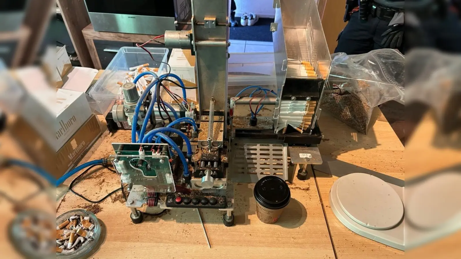 Zollfahnder beschlagnahmten in einer Wohnung im Landkreis Amberg-Sulzbach eine selbstgebaute Zigarettenmaschine. Die Anlage produzierte 500 Zigaretten pro Stunde. (Bild: Zollfahndungsamt München)