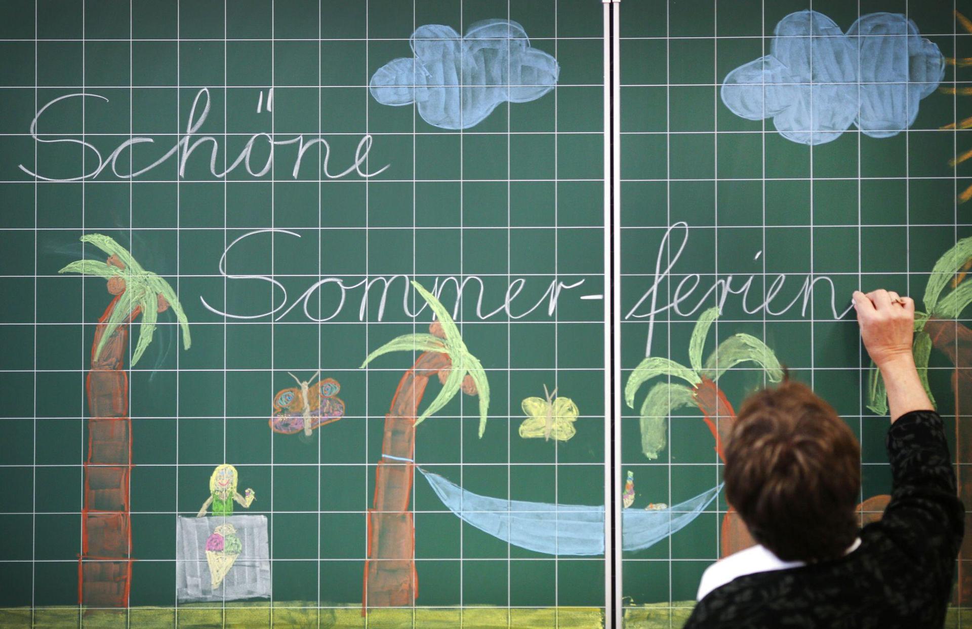 Die Schülerinnen und Schüler in Bayern und Baden-Württemberg starten immer als letzte in die Sommerferien. (Symbolbild: Ina Fassbender/dpa)