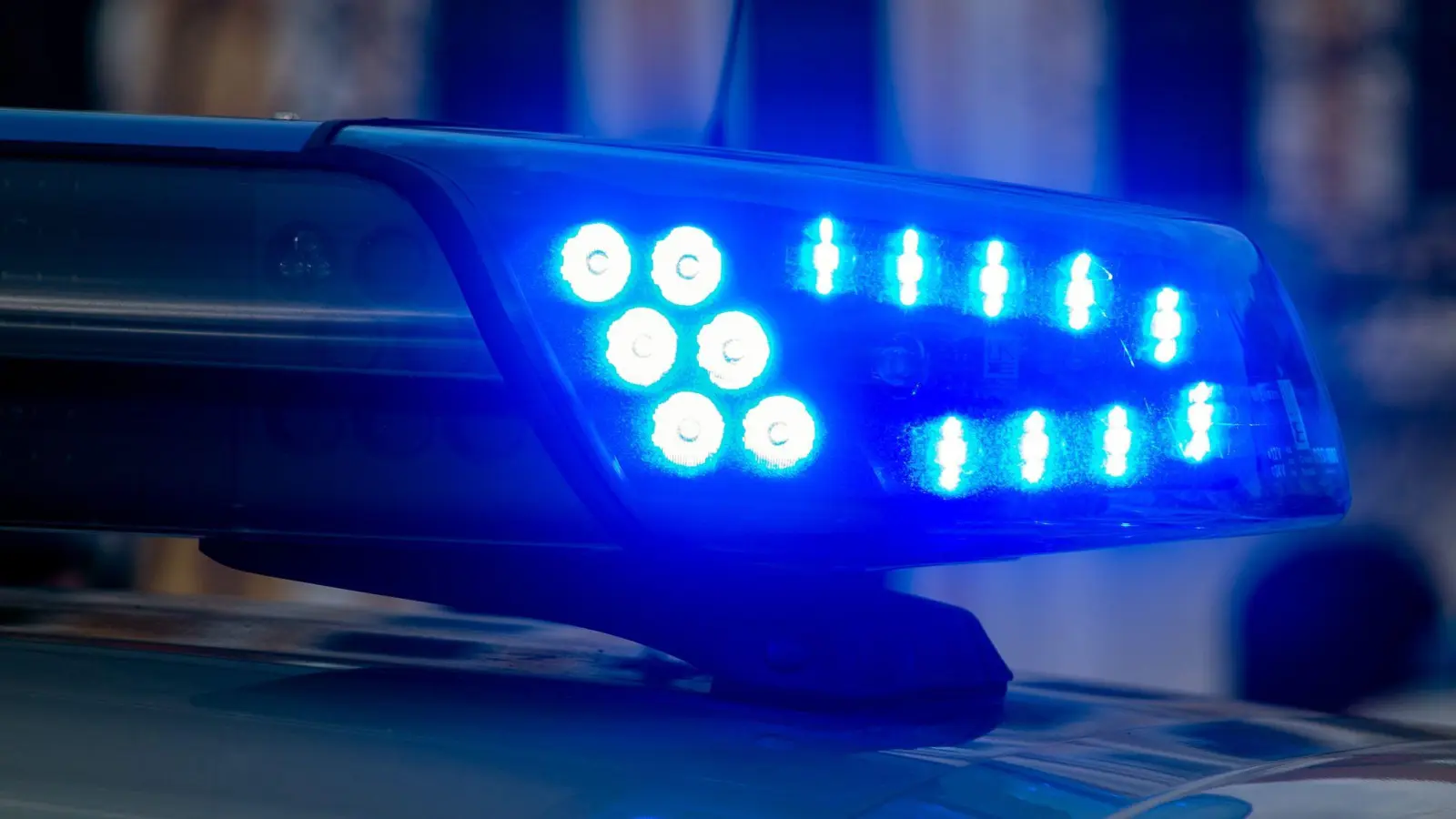 Eine 16-Jährige verliert in Amberg die Kontrolle über ihr Leichtkraftrad und kollidiert mit einem Verkehrszeichen. Der Sachschaden ist gering. (Symbolbild: Klaus-Dietmar Gabbert/dpa)
