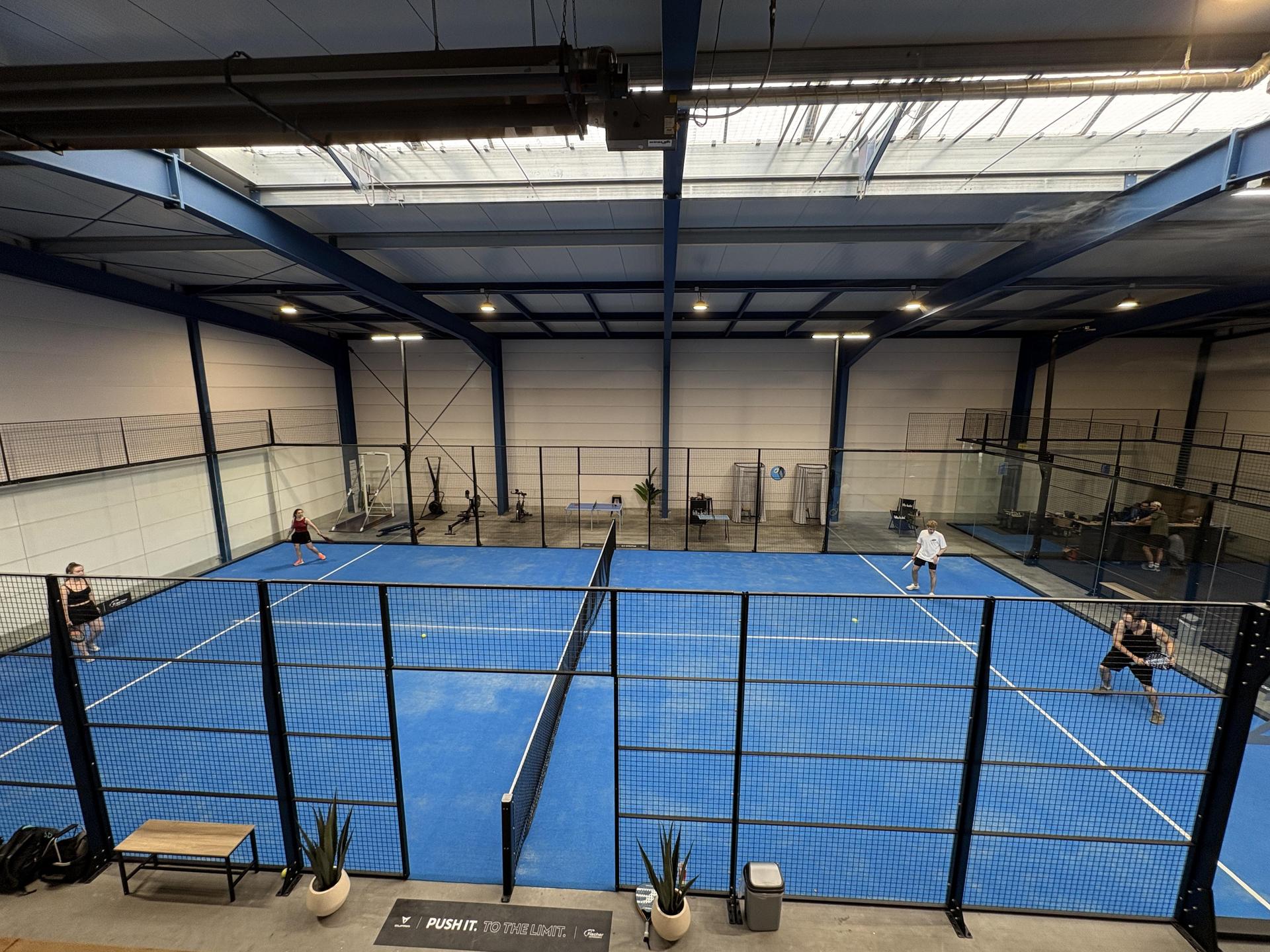 Daydrinking im Pine Padel Club. (Bild: Lukas Büchold)