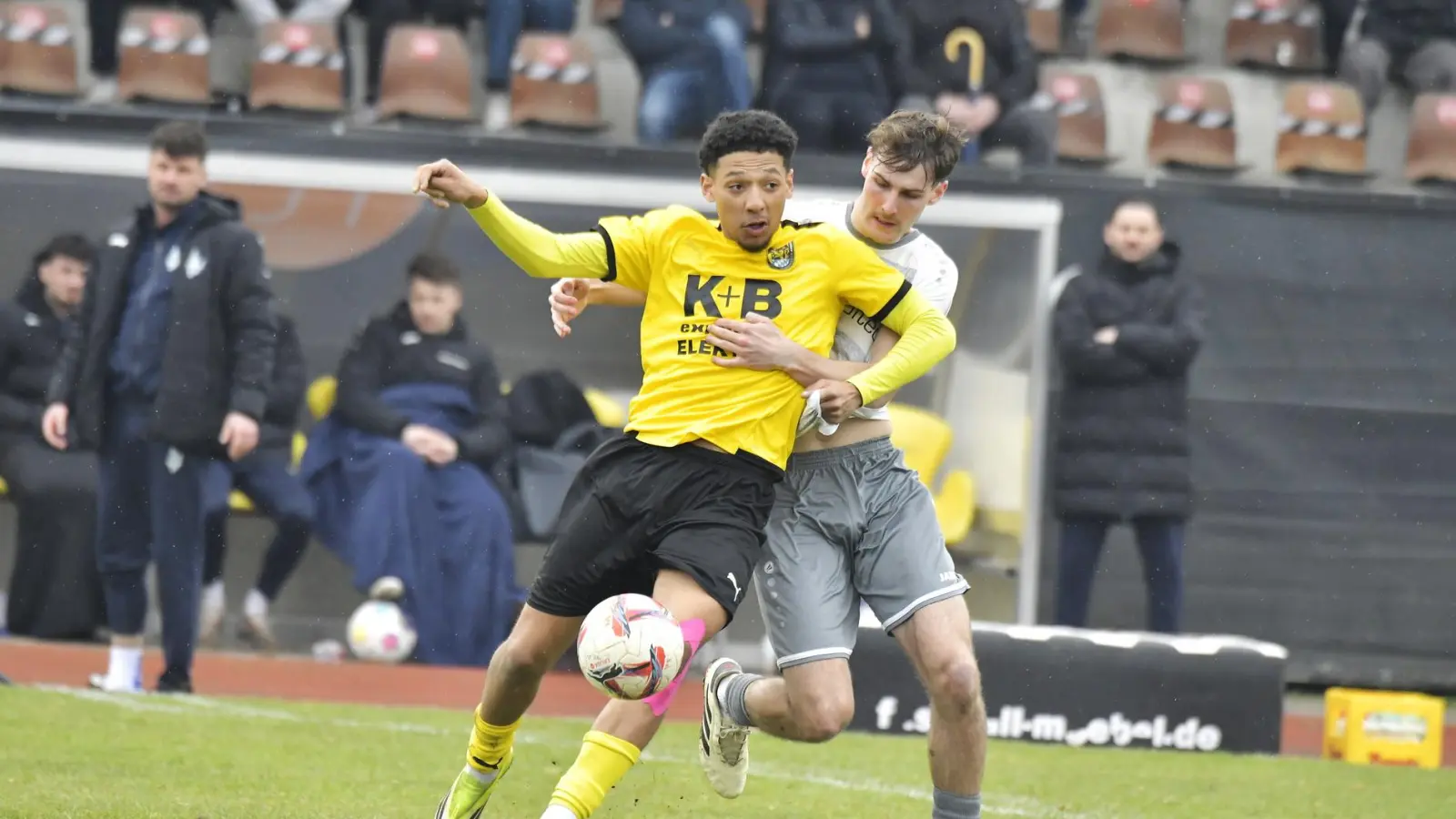 Matthew Carswell (links/hier noch im Trikot des FC Amberg) wechselt zum SC Luhe-Wildenau. (Archivbild: Hubert Ziegler)