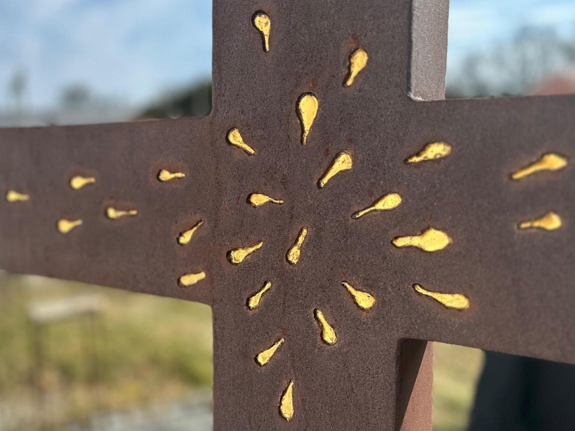 Unbekannte Täter haben das Gipfelkreuz am Monte Kaolino in Hirschau beschädigt.  (Bild: hdk)