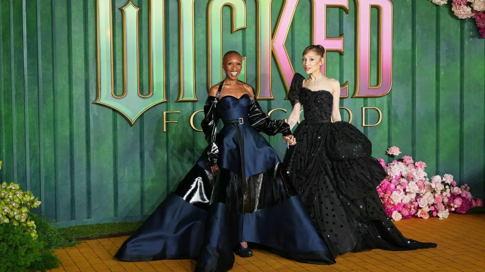 Cynthia Erivo, links, eilte Ariana Grande bei dem Vorfall in Singapur zu Hilfe. (Archivbild) (Bild: Scott A Garfitt/Invision/AP/dpa)