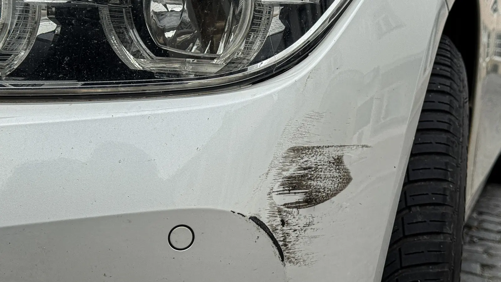 Ein geparkter Audi wurde in Amberg beschädigt. Die Polizei sucht Zeugen. (Symbolbild: Stephan Huber)