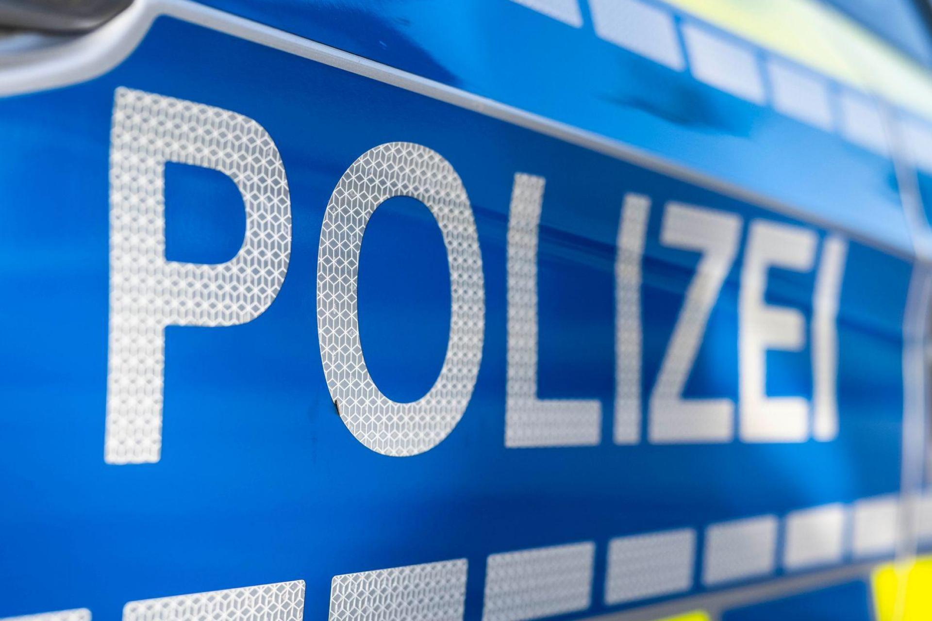 Mehrere Streifen fuhren zur Endhaltestelle, nachdem Passanten den Mann mit Schwert gemeldet hatten.  (Symbolbild: David Inderlied/dpa)