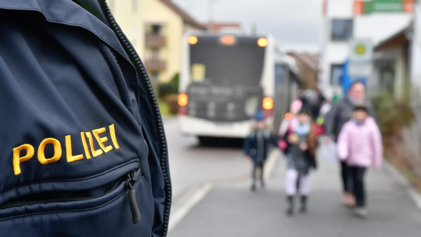 Die Amberger Polizei rückte sofort mit mehreren Streifen aus und fahndete im Umfeld der Schule nach dem beschriebenen Mann. Schnell stellte sich heraus: Zu keinem Zeitpunkt bestand irgendeine Gefahr. (Symbolbild: Petra Hartl)