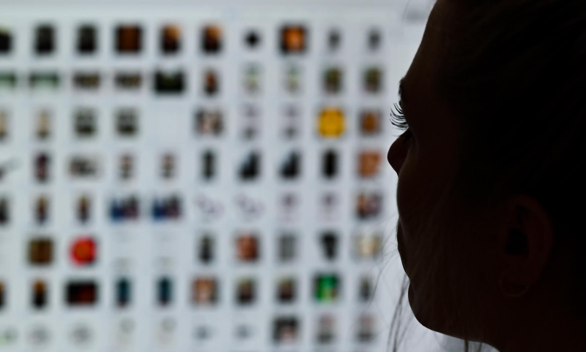 Die Kriminalpolizeiinspektion Amberg hat mehrere Hausdurchsuchungen im Kampf gegen Kinderpornografie durchgeführt. Zahlreiche Beweismittel wurden sichergestellt. Diese werden nun ausgewertet. (Symbolbild: Arne Dedert/dpa)