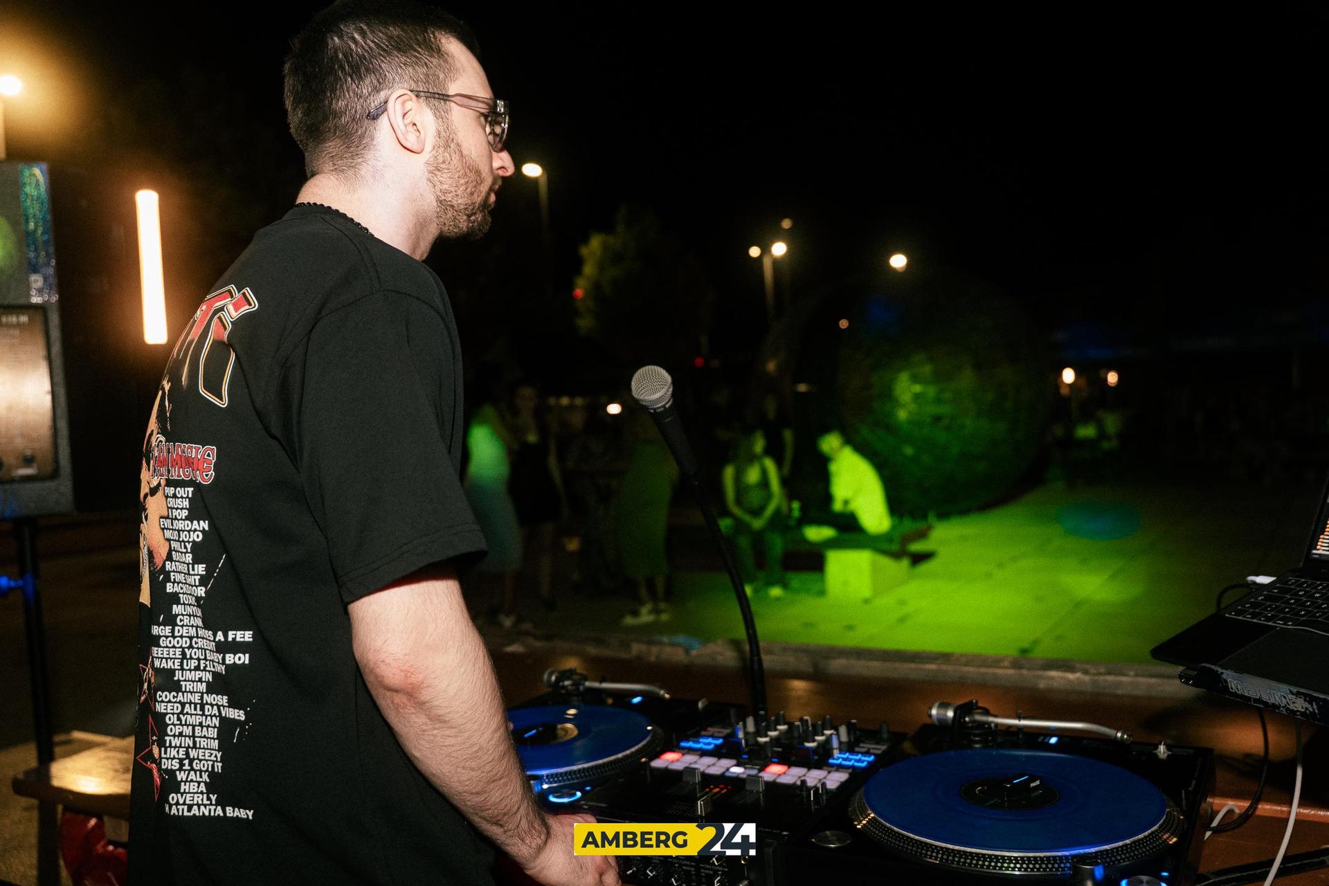 Auf dem Multifunktionsplatz war am Altstadtfest-Samstagabend Party mit DJ Juize angesagt. (Bild: David Mueller)