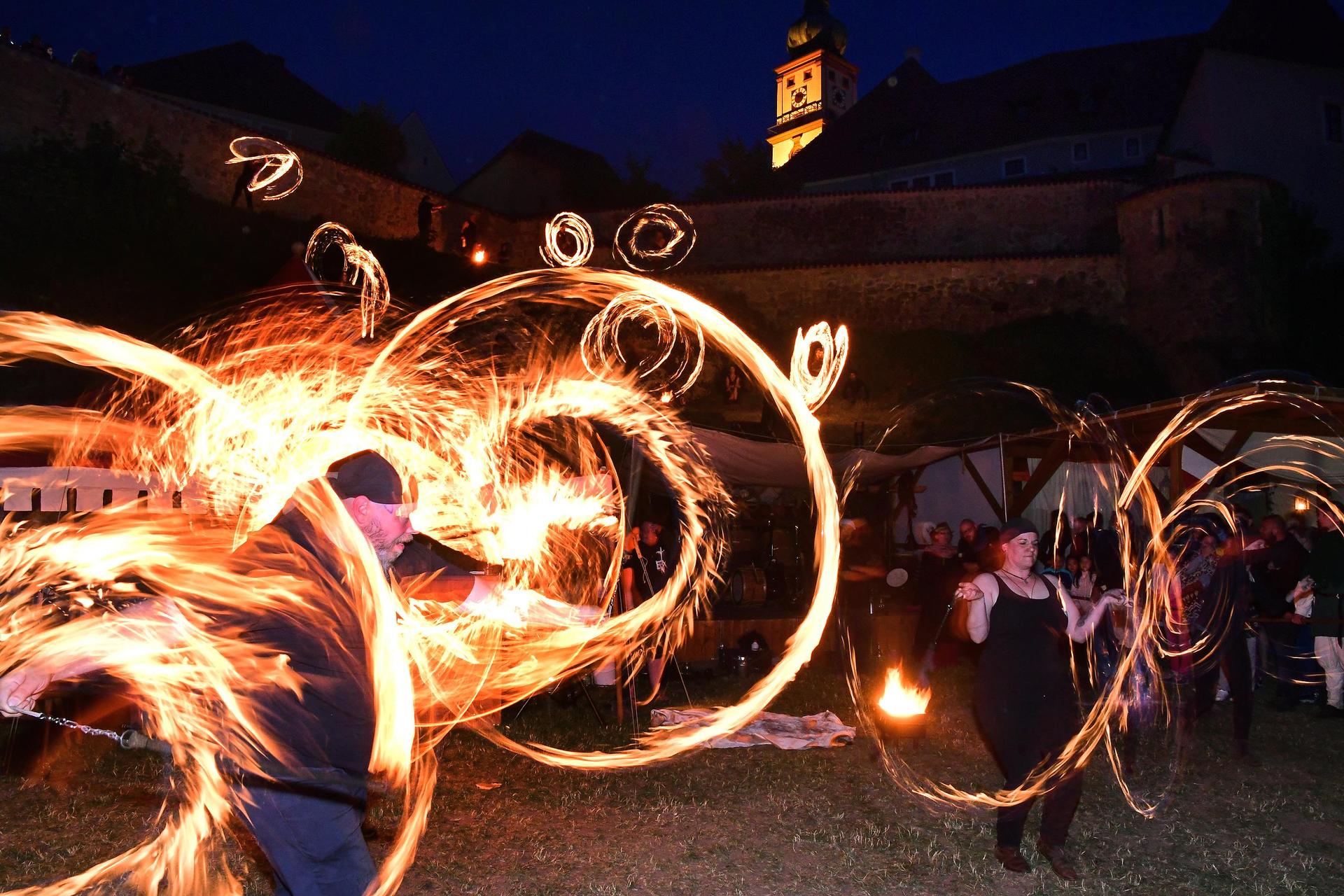 Die große Feuershow (hier im Jahr 2018) fällt in Sulzbach-Rosenberg heuer aus.  (Archivbild: Petra Hartl)