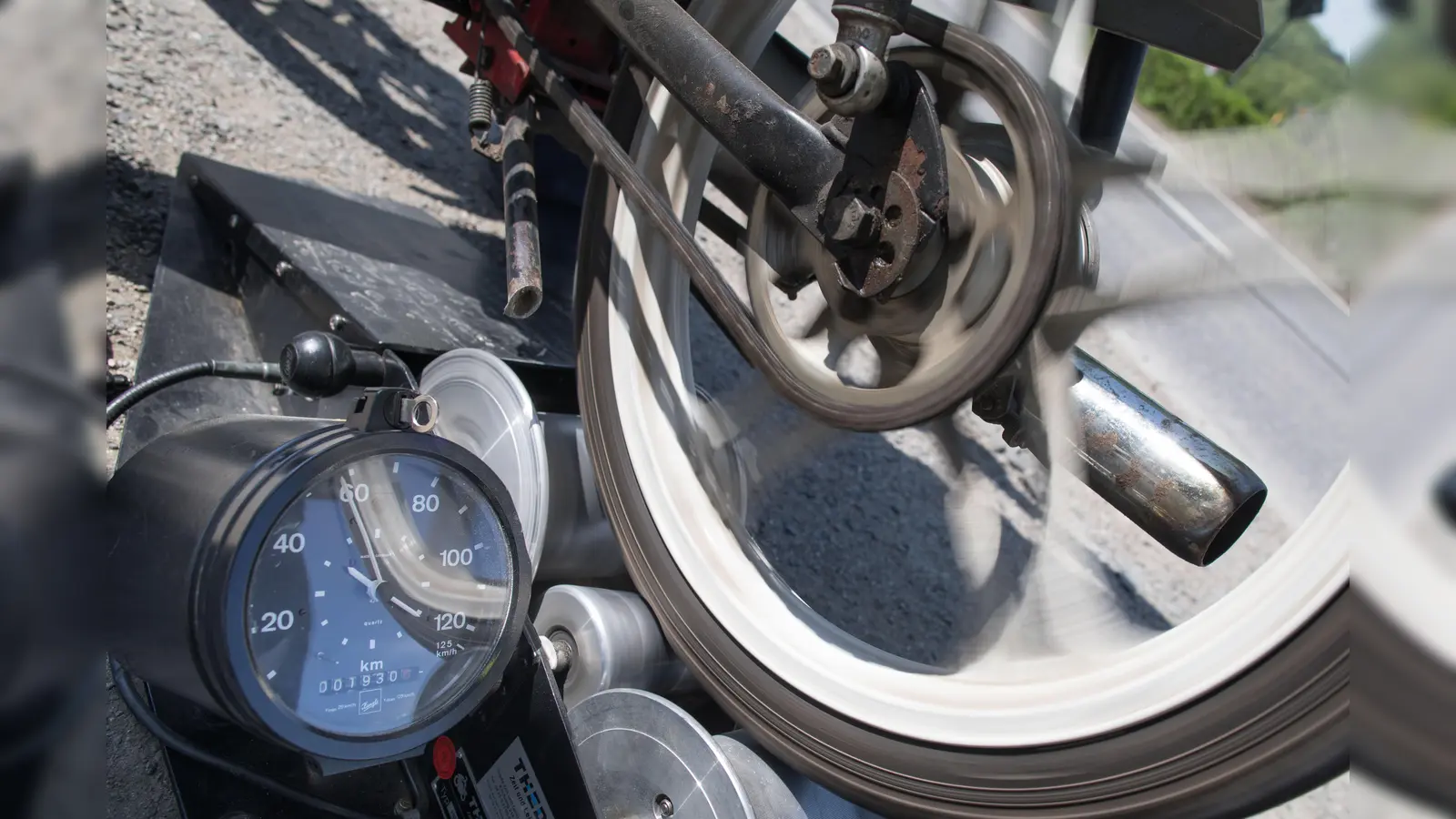 Weil ein 21-Jähriger auf seinem Mofa auffällig schnell unterwegs war, kontrollierten Polizeibeamte das Gefährt. (Symbolbild: Frank Rumpenhorst)