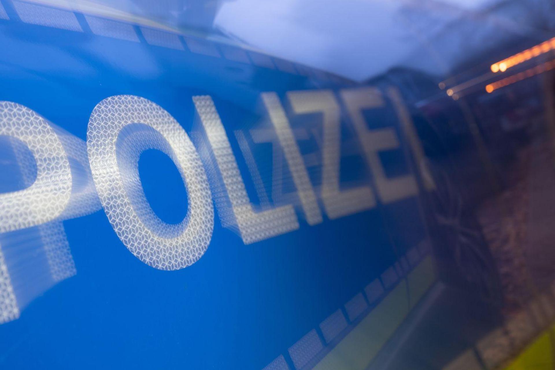 Ein 63-Jähriger feuerte in Tirschenreuth Schüsse aus einem Schreckschussrevolver ab, um den Sieg der deutschen Frauennationalmannschaft zu feiern.  (Symbolbild: Marijan Murat/dpa)