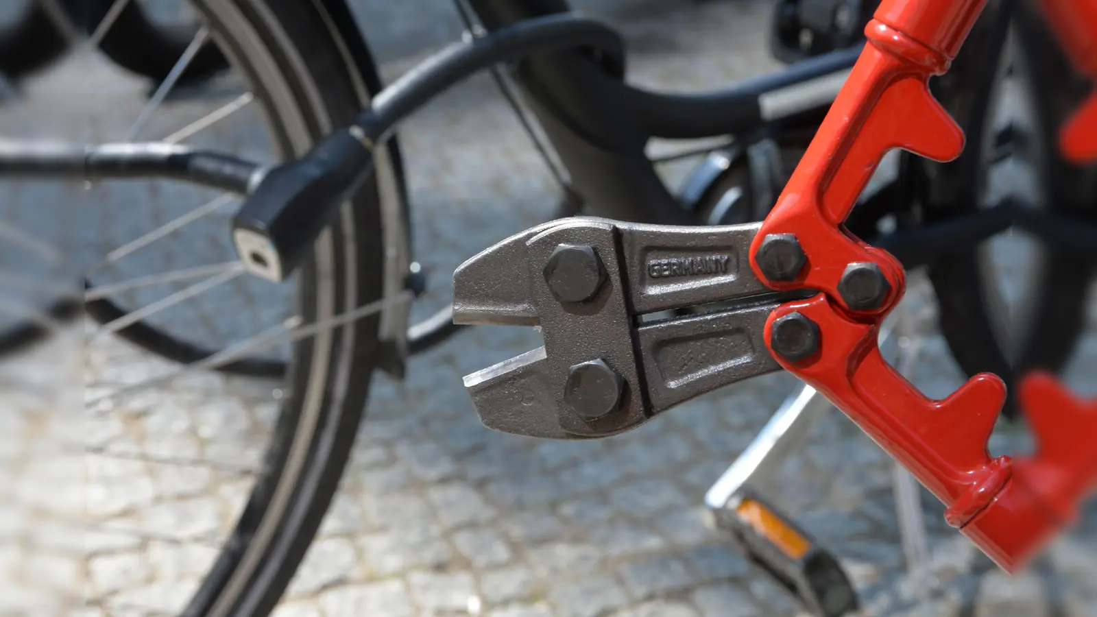 In Amberg ist ein Kinderfahrrad gestohlen und später in Nürnberg wieder sichergestellt worden.  (Symbolbild: Andrea Warnecke/dpa)