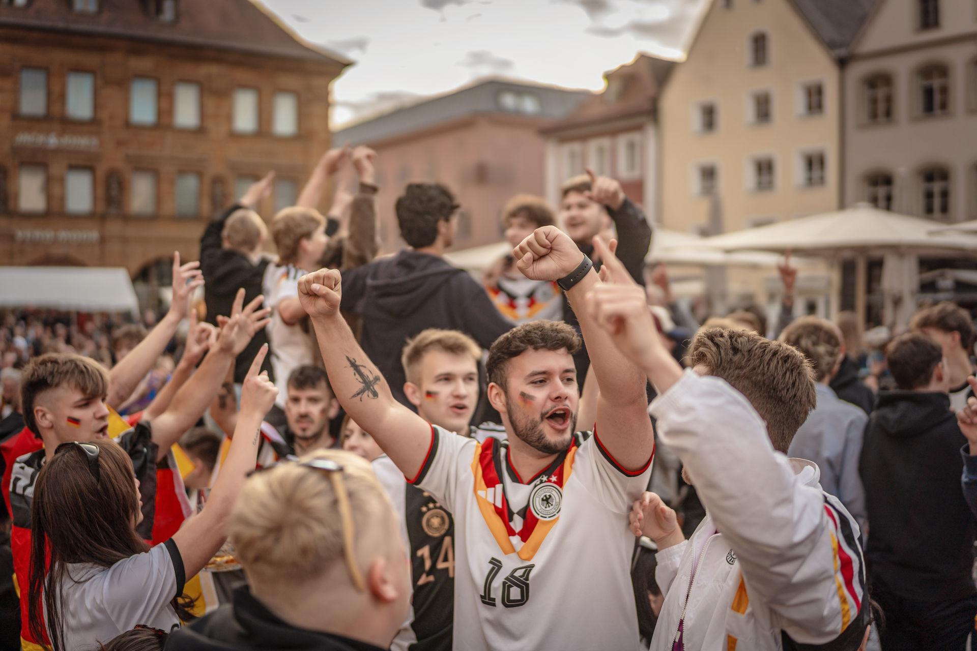Amberg feiert Altstadtfest - inklusive Public Viewing zur Fußball-WM.  (Bild: Michael Golinski)