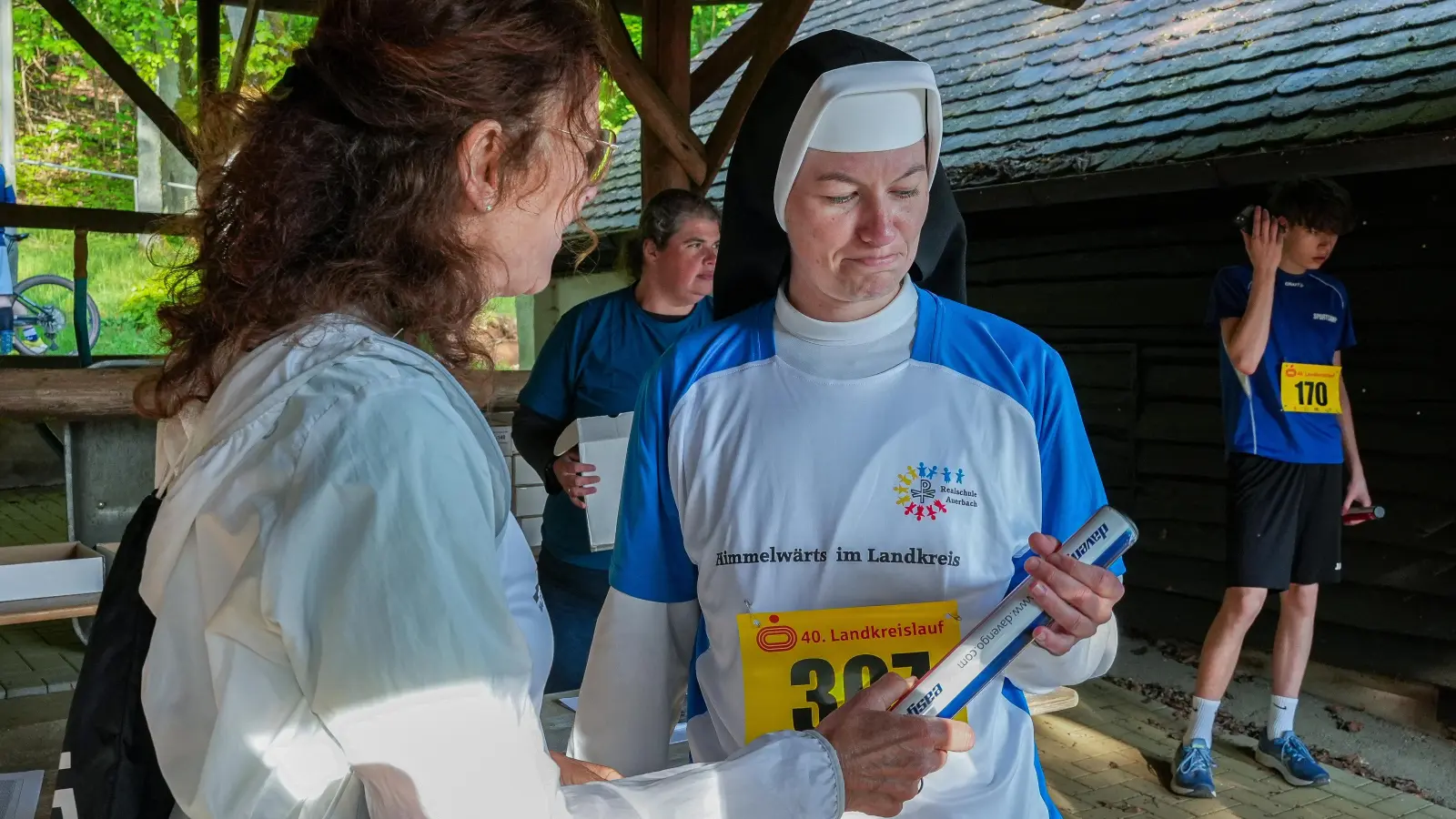 40. Landkreislauf Amberg-Sulzbach 2026. Vor dem Start am Annaberg. Die Realschule Auerbach schickt eine Staffel mit elf Sportlerinnen und Sportlern an den Start. Schulleiterin Schwester M. Ancilla Pitroff macht den Anfang. (Bild: Stephan Huber)