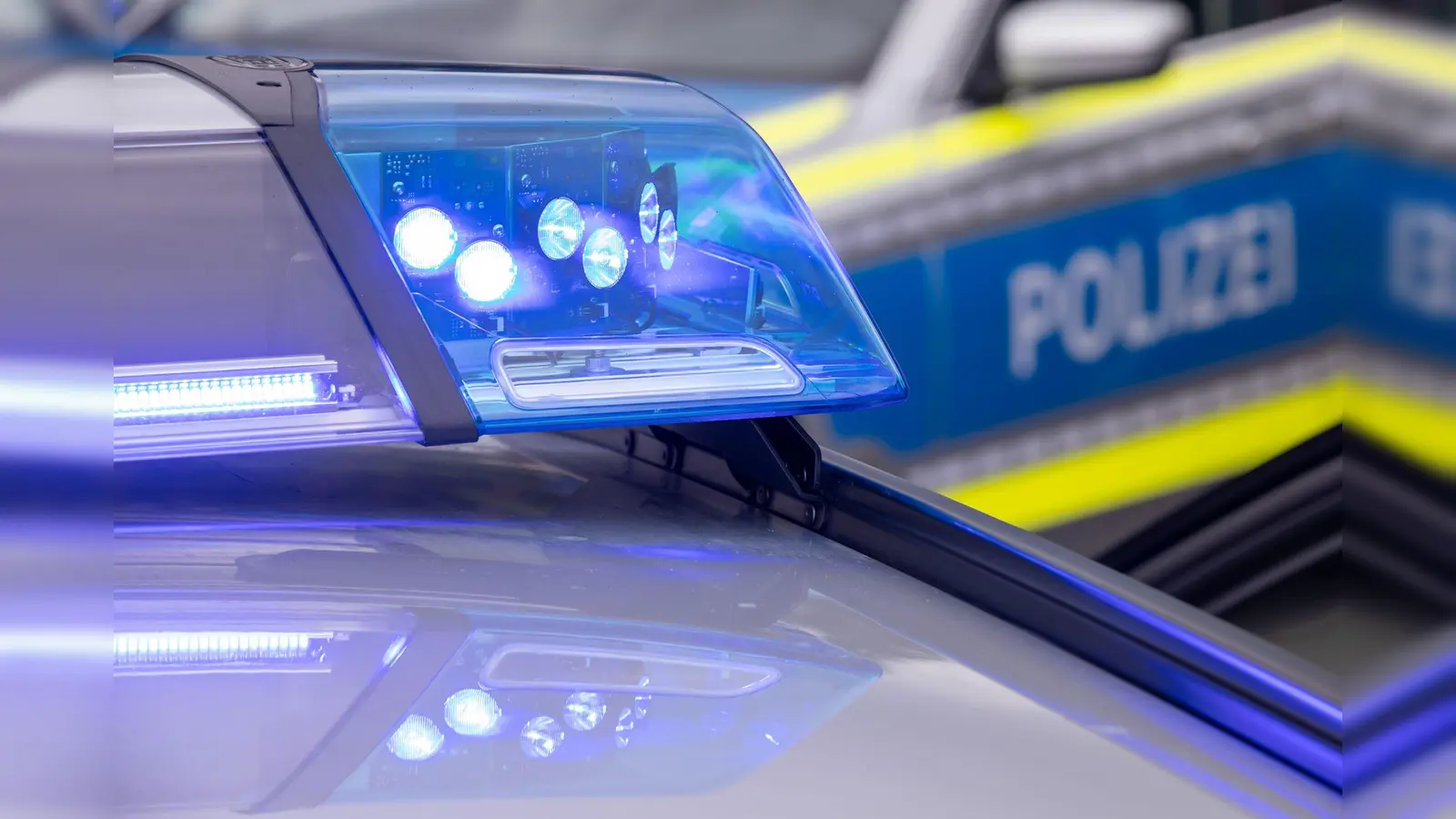 Vor einem Supermarkt in Burglengenfeld nahm die Polizei eine Frau fest, die versucht hatte, eine Passantin mit einem Cuttermesser zu verletzen. (Symbolbild: Daniel Karmann/dpa)