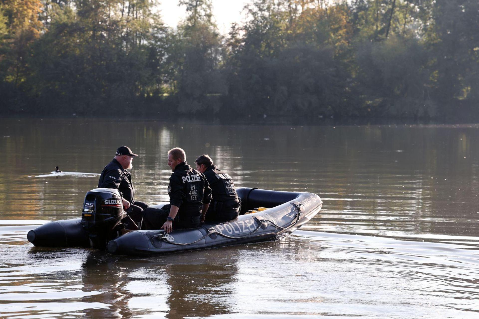 Die Ermittler gehen von einem Tötungsdelikt aus. Im Verdacht steht der Ehemann. (Bild: Daniel Löb/dpa)