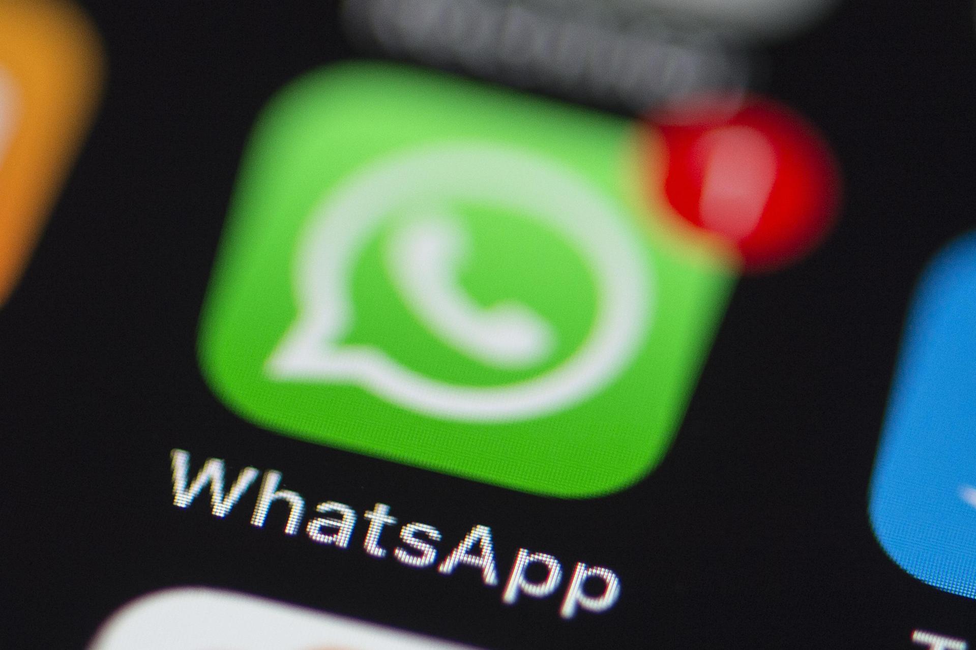 Über WhatsApp kontaktierte ein angeblicher Anwalt einen 42-Jährigen aus Sulzbach-Rosenberg und ergaunerte so 700 Euro.  (Symbolbild: Silas Stein/dpa)