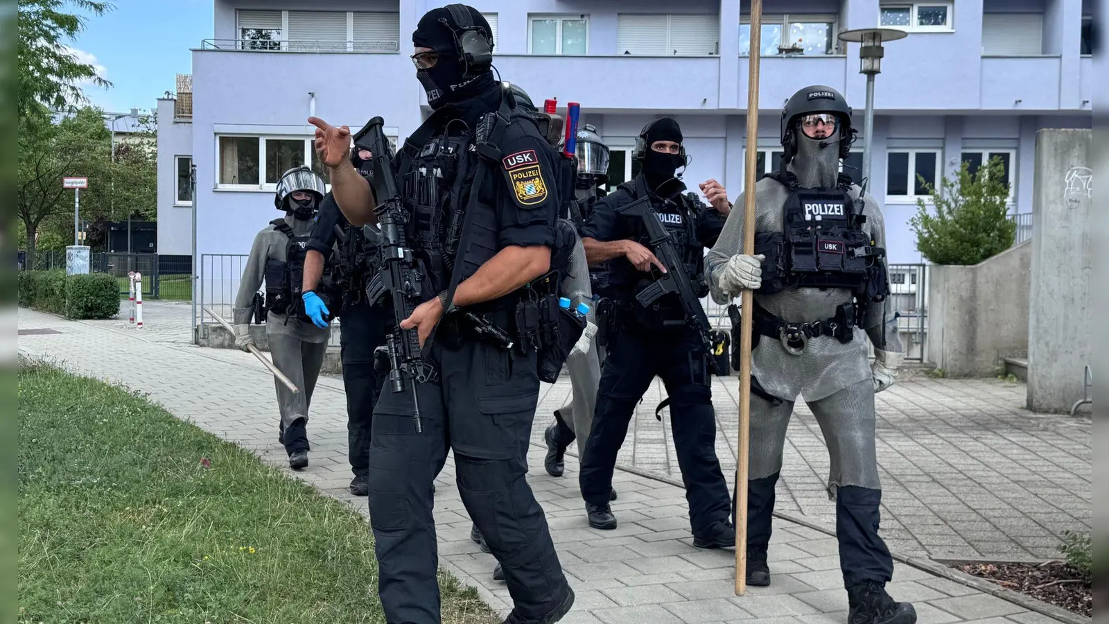 Die Polizei war mit vielen Kräften vor Ort.  (Bild: -/RGB Medienwerkstatt/dpa)
