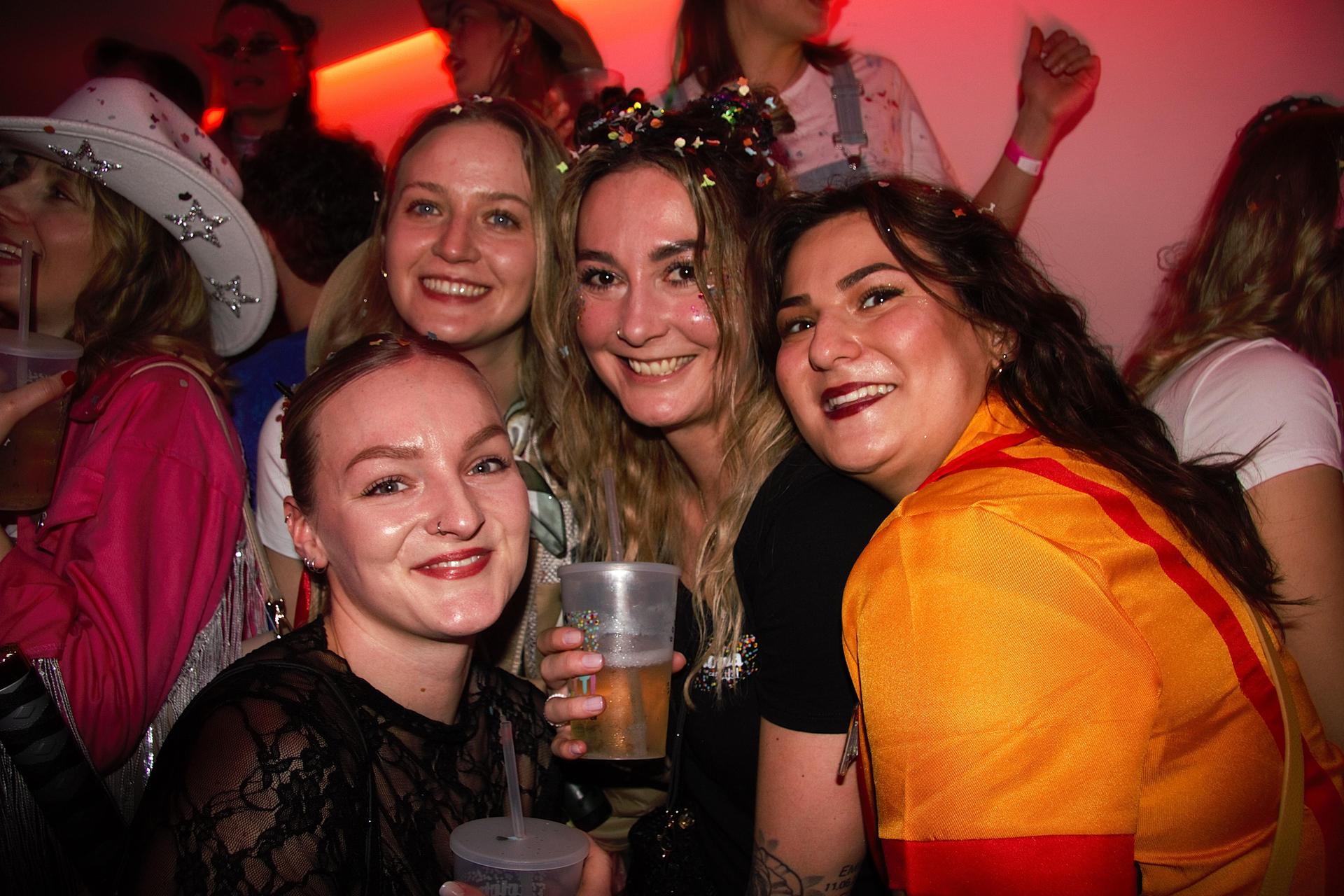 Zur Konfettiparty im Colomba war ordentlich Faschingslaune angesagt. (Bild: Marlin Nixdorf)