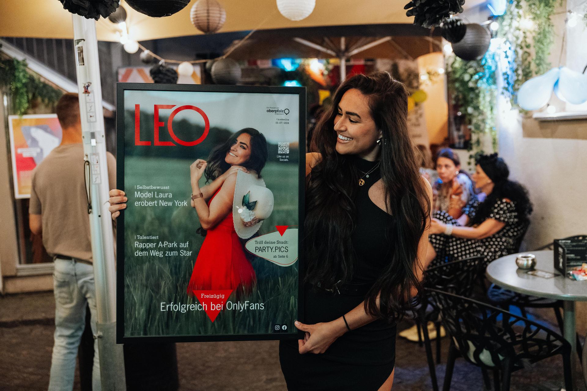 So stolz ist Babsi auf ihr LEO-Cover. (Bild: Sara Neidhardt)