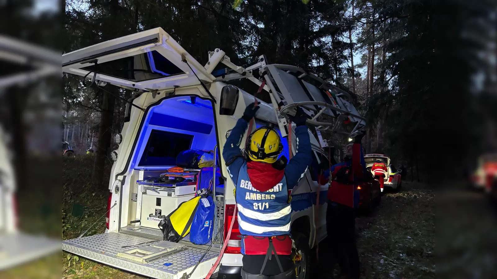 Bergrettungsfahrzeug der Bergwacht Amberg, Vorbereitungen zur bodengebundenen Rettung mit Gebirgstrage. (Bild: Bergwacht Amberg)