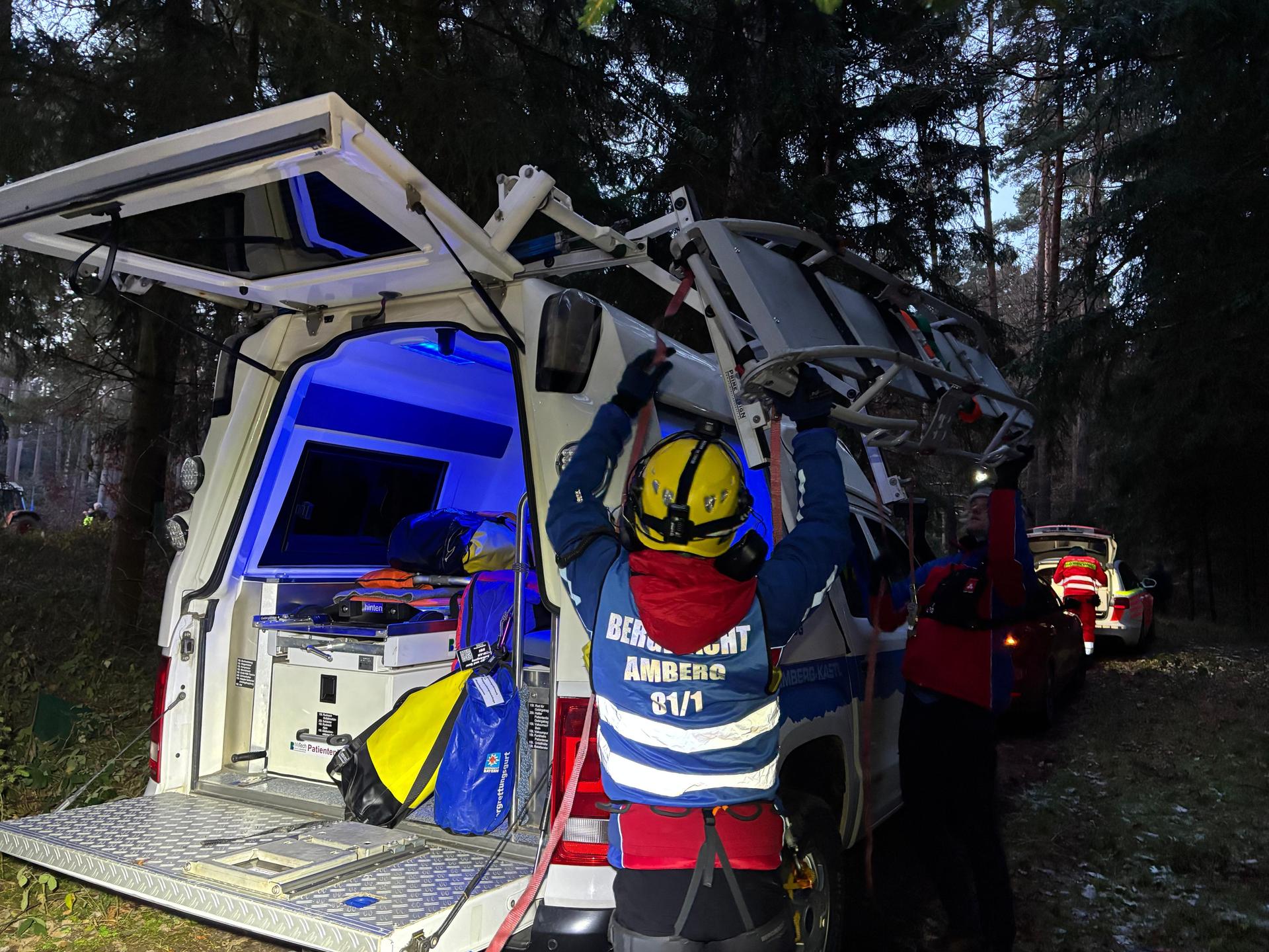 Bergrettungsfahrzeug der Bergwacht Amberg, Vorbereitungen zur bodengebundenen Rettung mit Gebirgstrage. (Bild: Bergwacht Amberg)