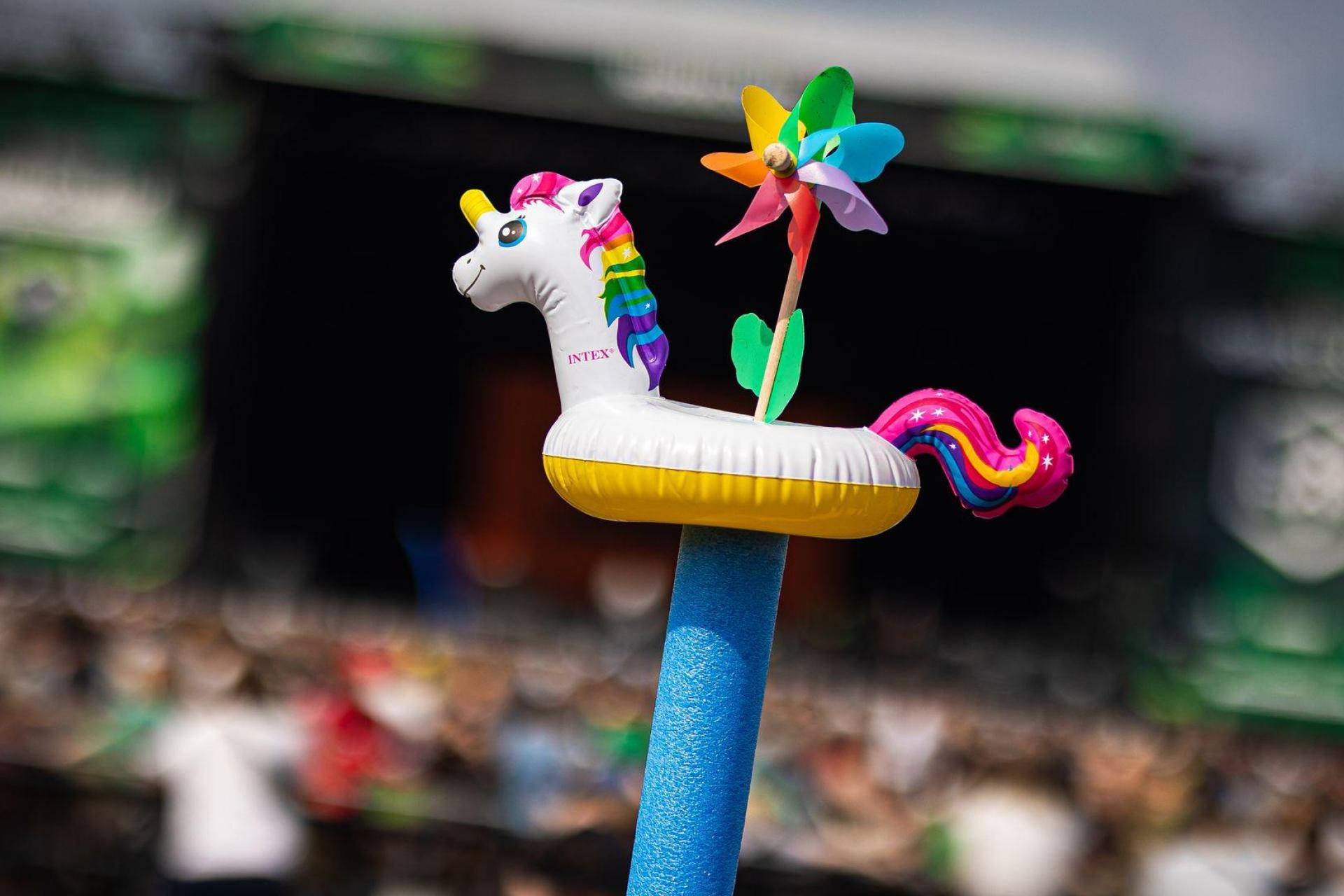 Mehr als Kitsch: das Einhorn besitzt auch eine Symbolkraft. (Symbolbild) (Bild: Moritz Frankenberg/dpa)